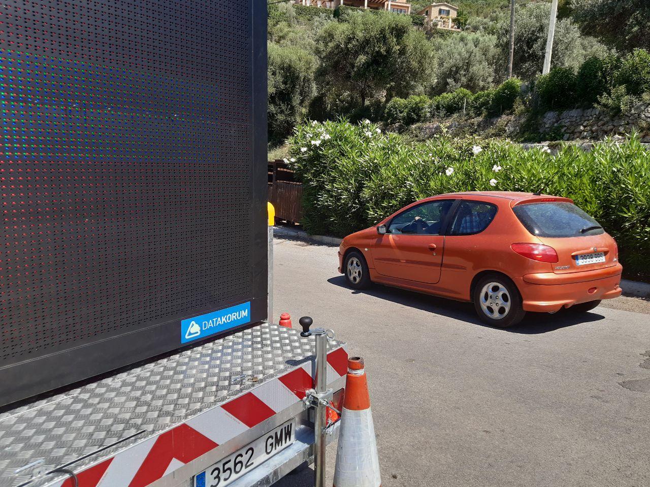 El Departament de Mobilitat i Infraestructures instal·la la primera estació mòbil d'aforaments per controlar els accessos a cala Deià