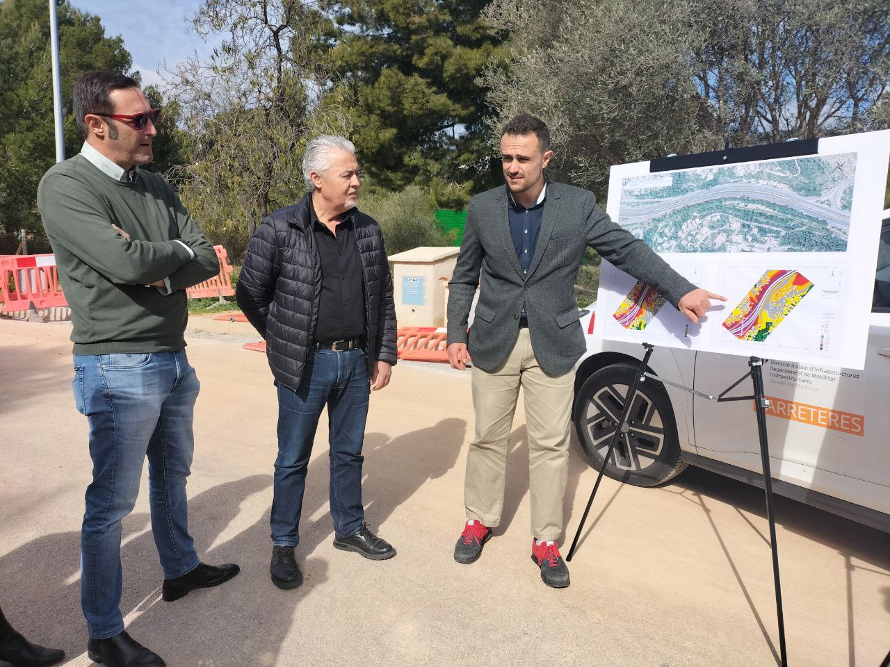 El conseller Sevillano explicant aspectes de l'actuació