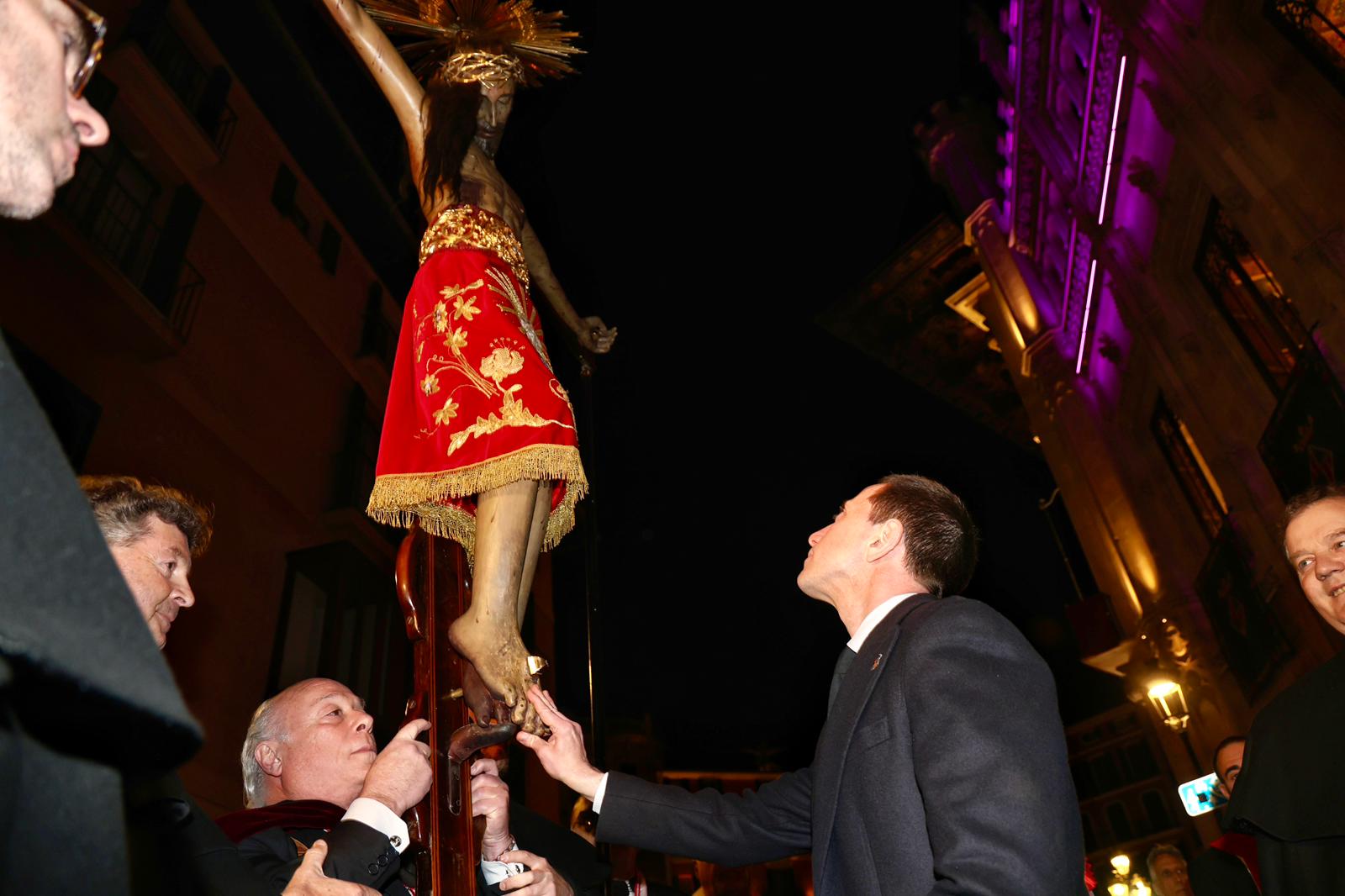 Imágenes del Presidente en la ofrenda floral al Santo Cristo de la Sangre 