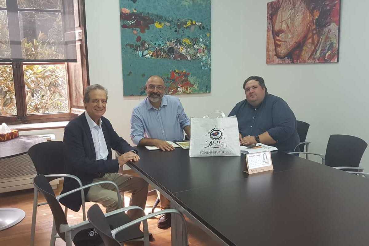 A la reunión han asistido el conseller de Turisme i Esports, Andreu Serra, el secretario técnico de Turisme i Esports, Joan Gaspar Vallori, y el presidente de Foment del Turisme, Eduardo Gamero.