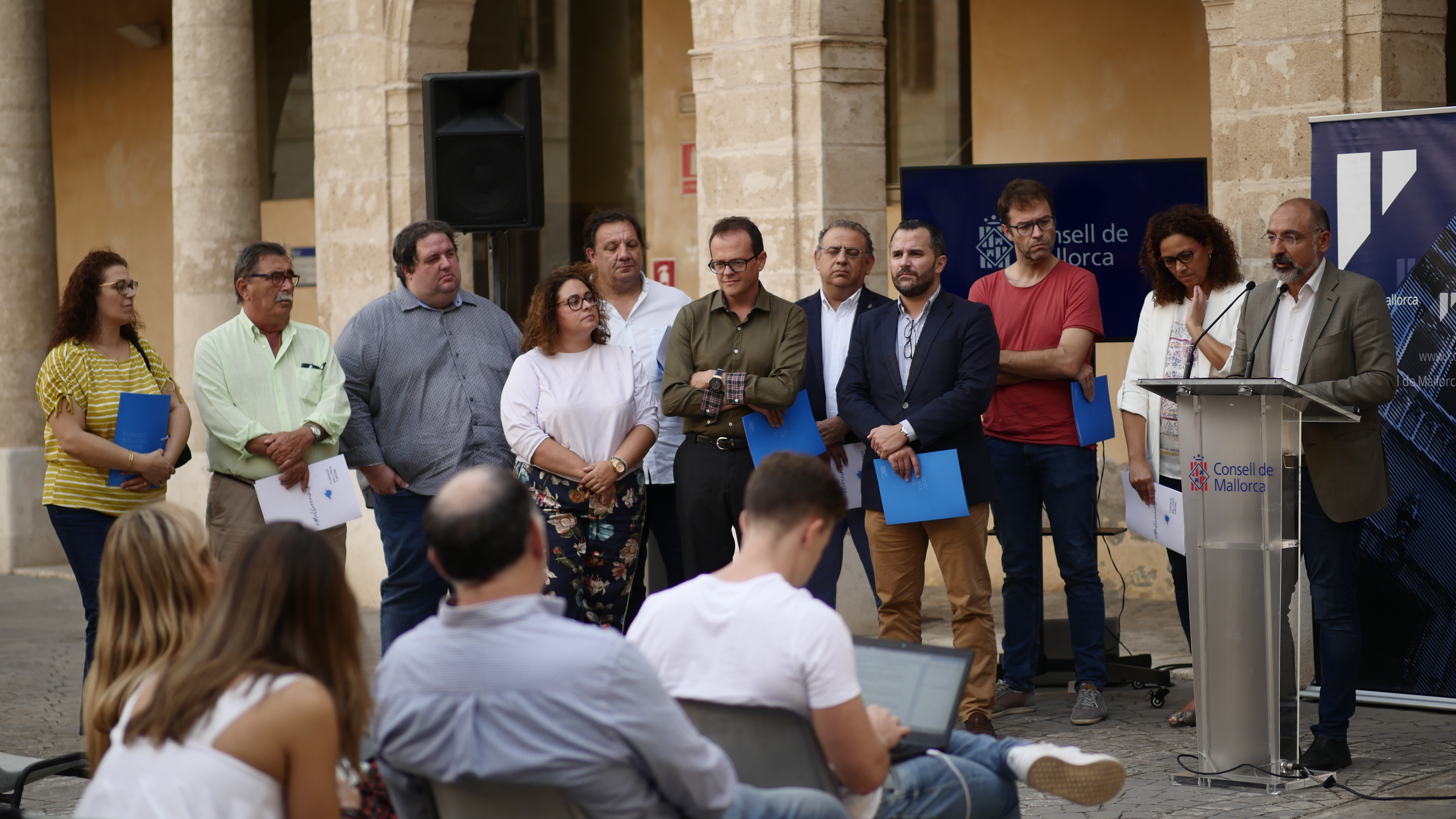 El conseller Serra, con la presidenta Cladera, explica el Plan de Choque de Promoción Turística para hacer frente al cese de operaciones de Thomas Cook