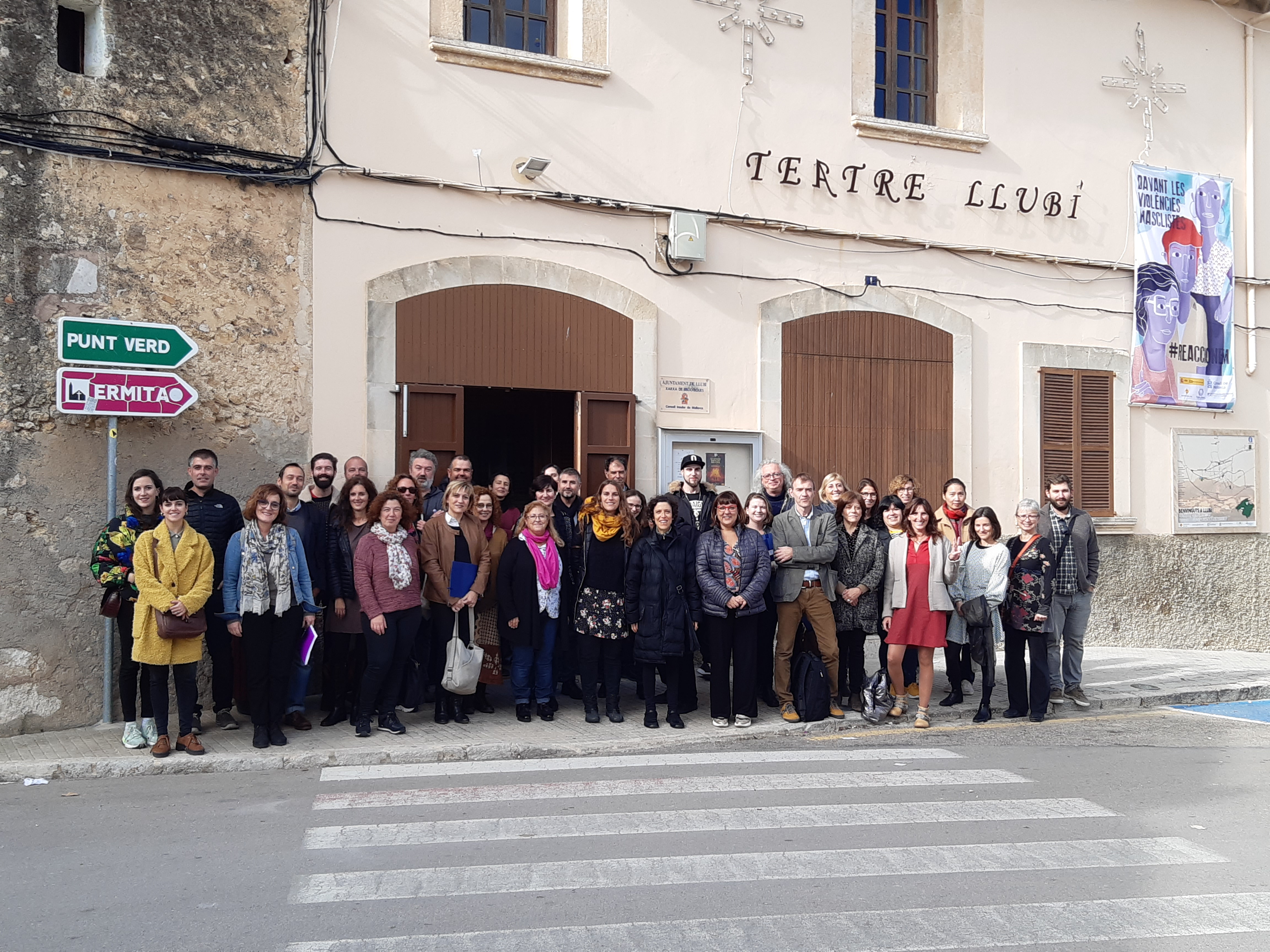 Foto de família de la presentació de projectes del CACIM a Llubí