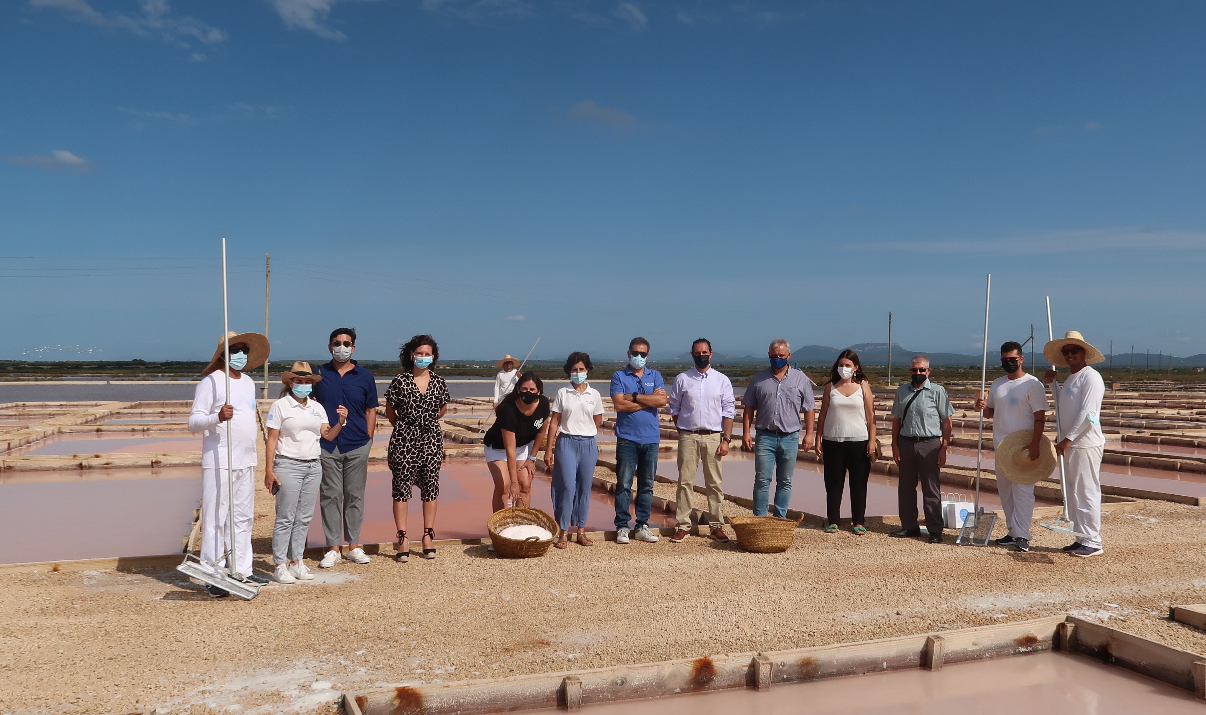 Fotografía de grupo en las Salines des Trenc. 