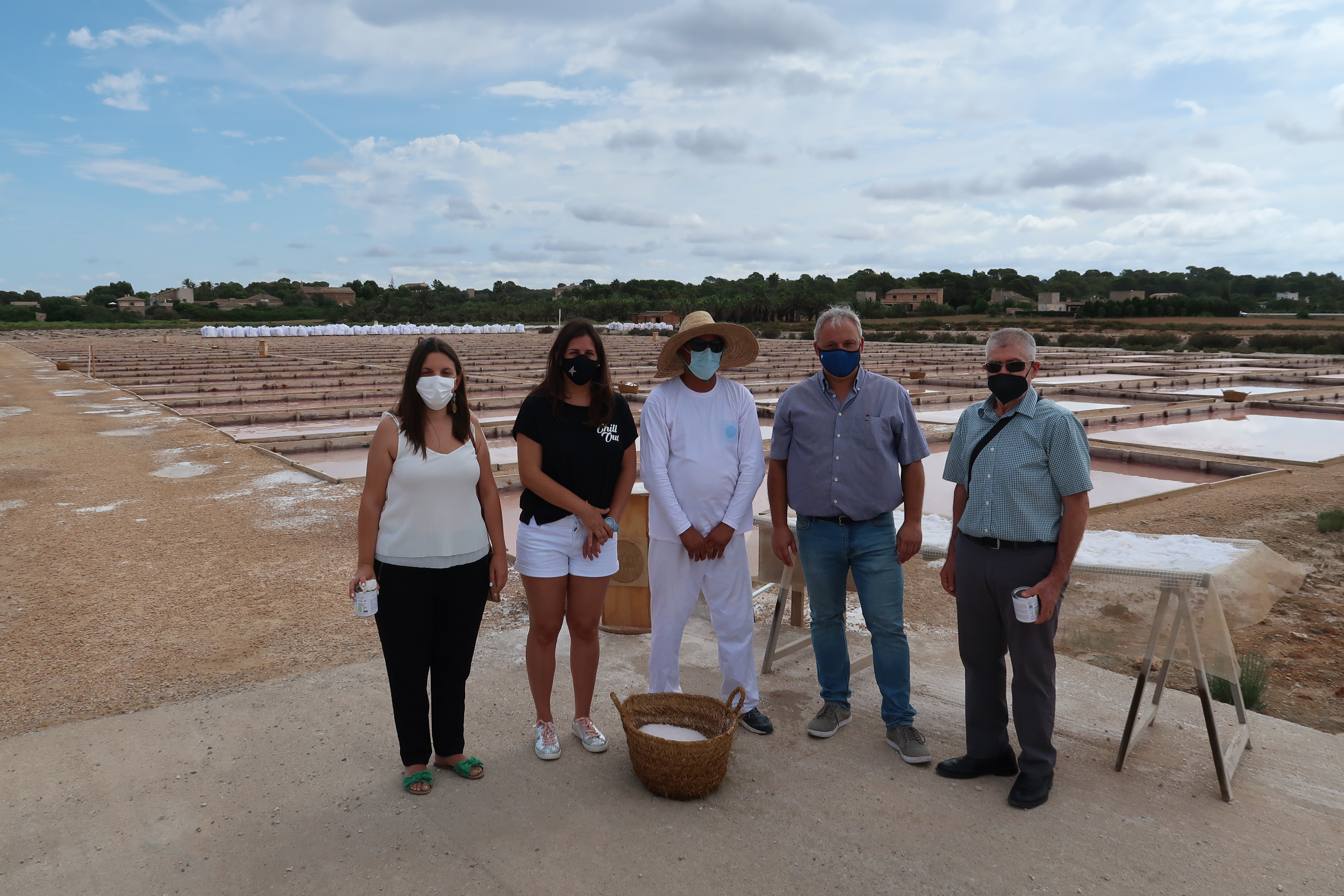 Los representantes institucionales con el saliner Maryou. 