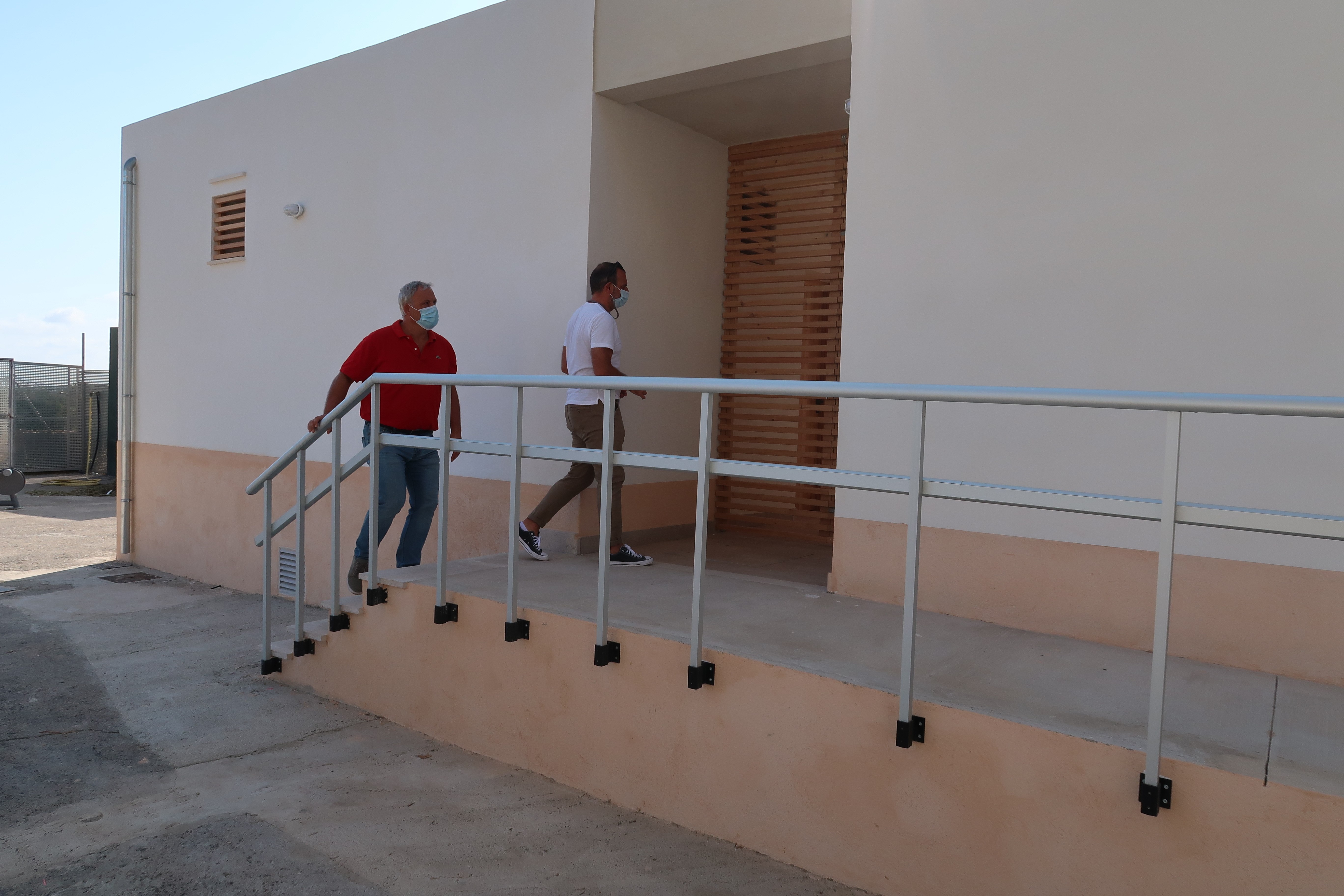Estos vestuarios del campo de futbol de Santa Eugènia son una gran mejora también para los usuarios de la piscina. 