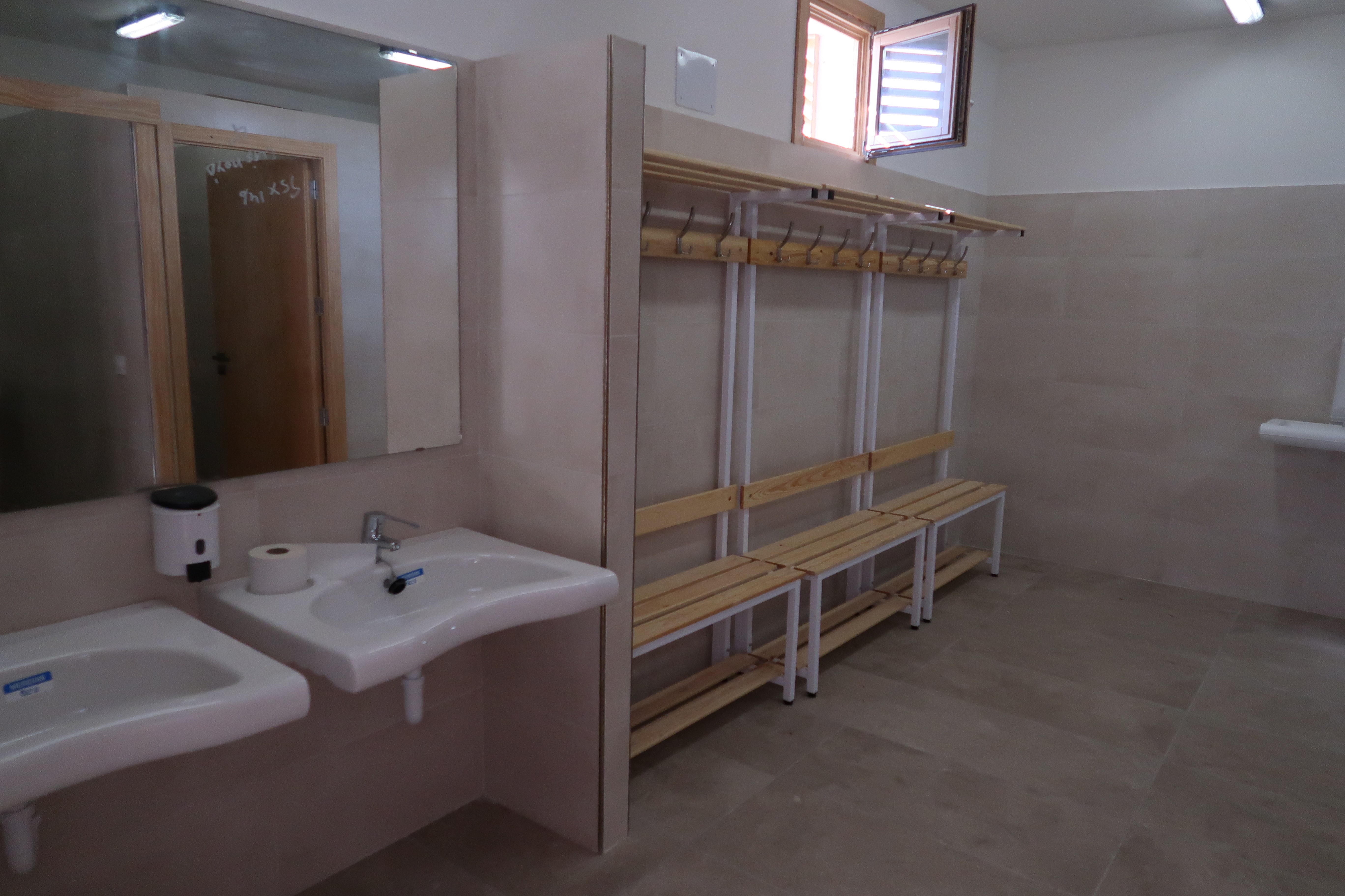 Estos vestuarios del campo de futbol de Santa Eugènia son una gran mejora también para los usuarios de la piscina. 