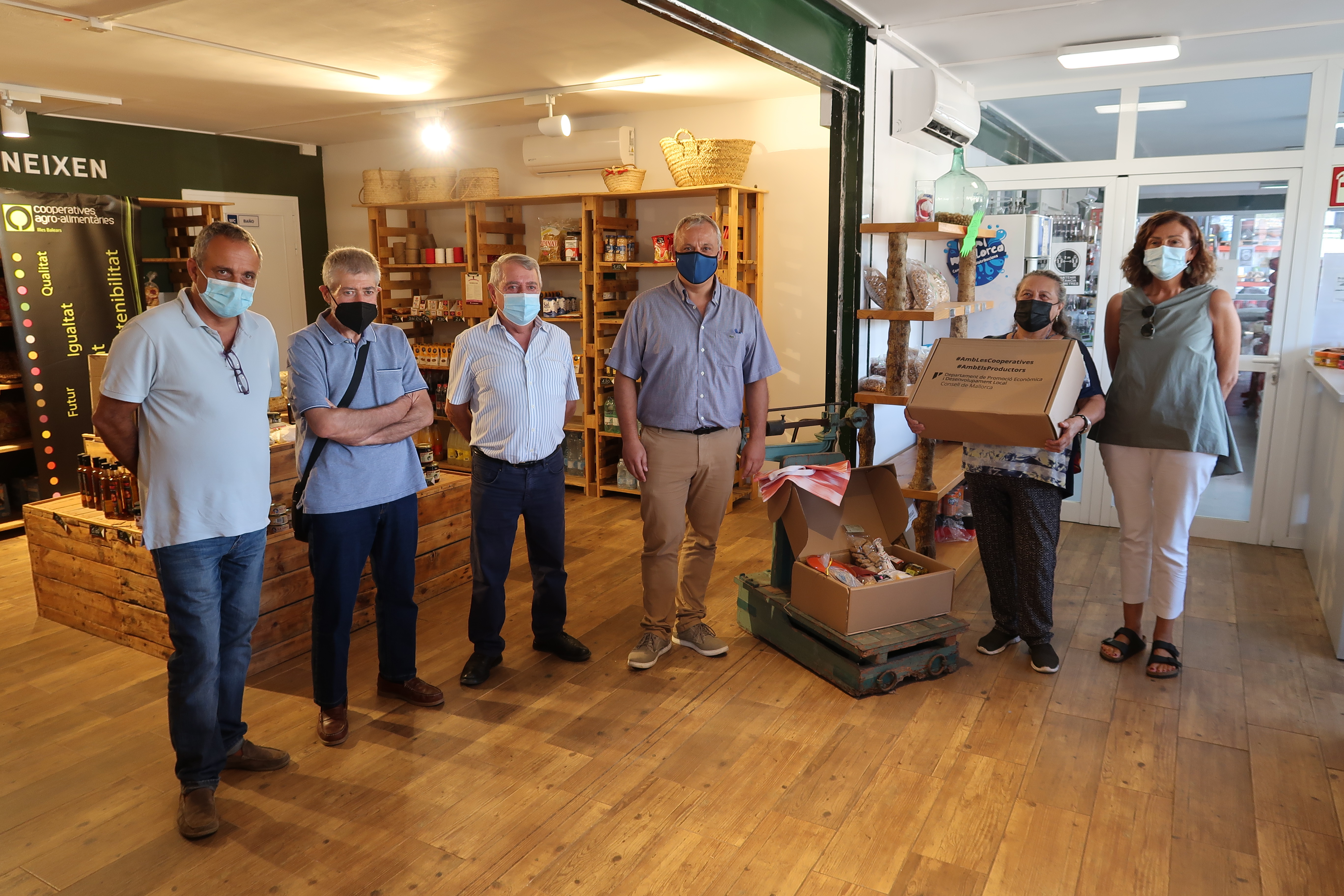 El conseller de Promoció Econòmica i Desenvolupament Local, Jaume Alzamora; el alcalde de Consell, Andreu Isern; el presidente de Camp Mallorquí, Miquel Gual; la presidenta de Cooperatives Agro-alimentàries Illes Balears, Jerònima Bonafé; el director insular de Promoció Econòmica i Producte de Mallorca, Joan Font; y la ganadora del lote, Maria Magdalena Matemales.