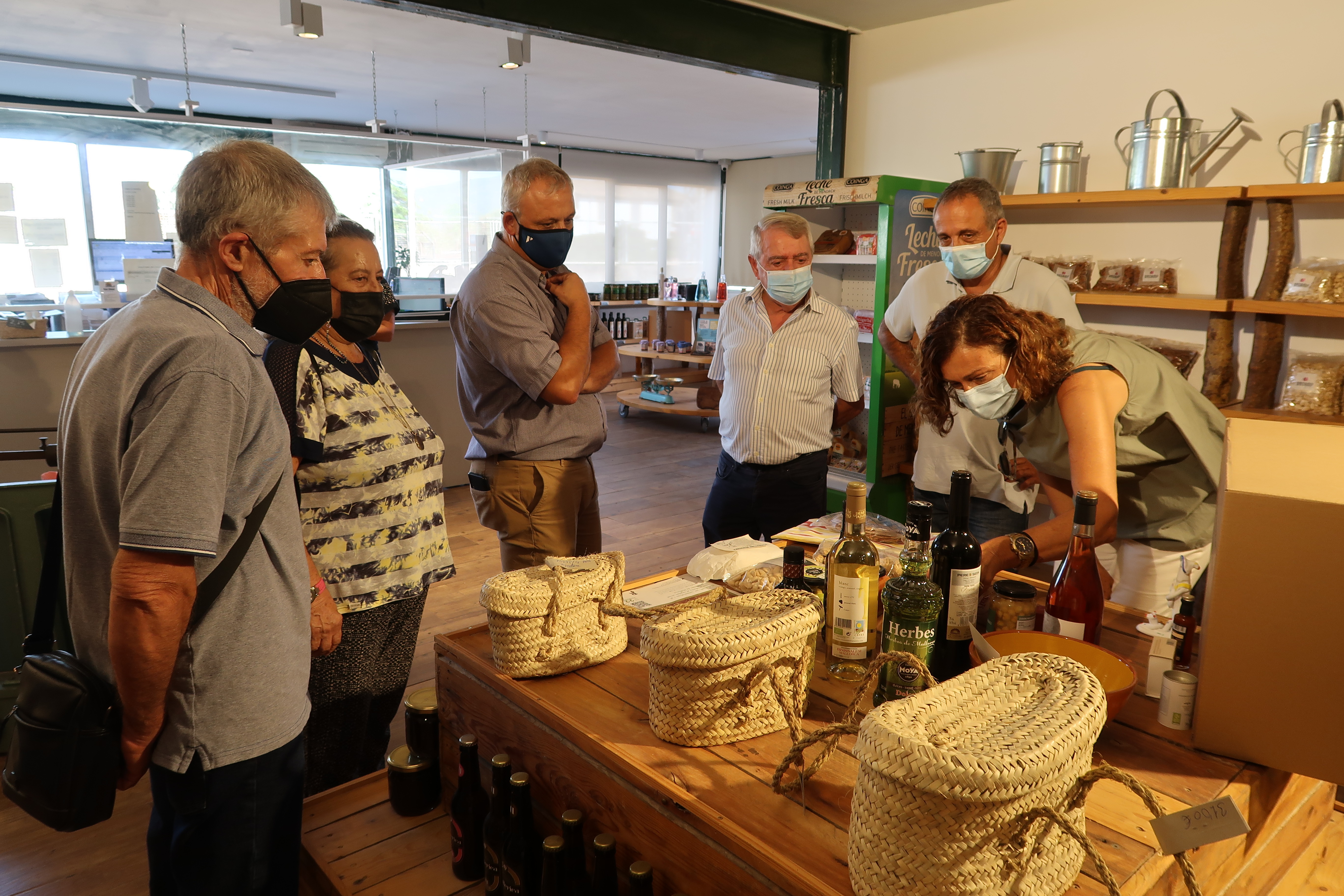 El conseller de Promoció Econòmica i Desenvolupament Local, Jaume Alzamora; el alcalde de Consell, Andreu Isern; el presidente de Camp Mallorquí, Miquel Gual; la presidenta de Cooperatives Agro-alimentàries Illes Balears, Jerònima Bonafé; el director insular de Promoció Econòmica i Producte de Mallorca, Joan Font; y la ganadora del lote, Maria Magdalena Matemales.