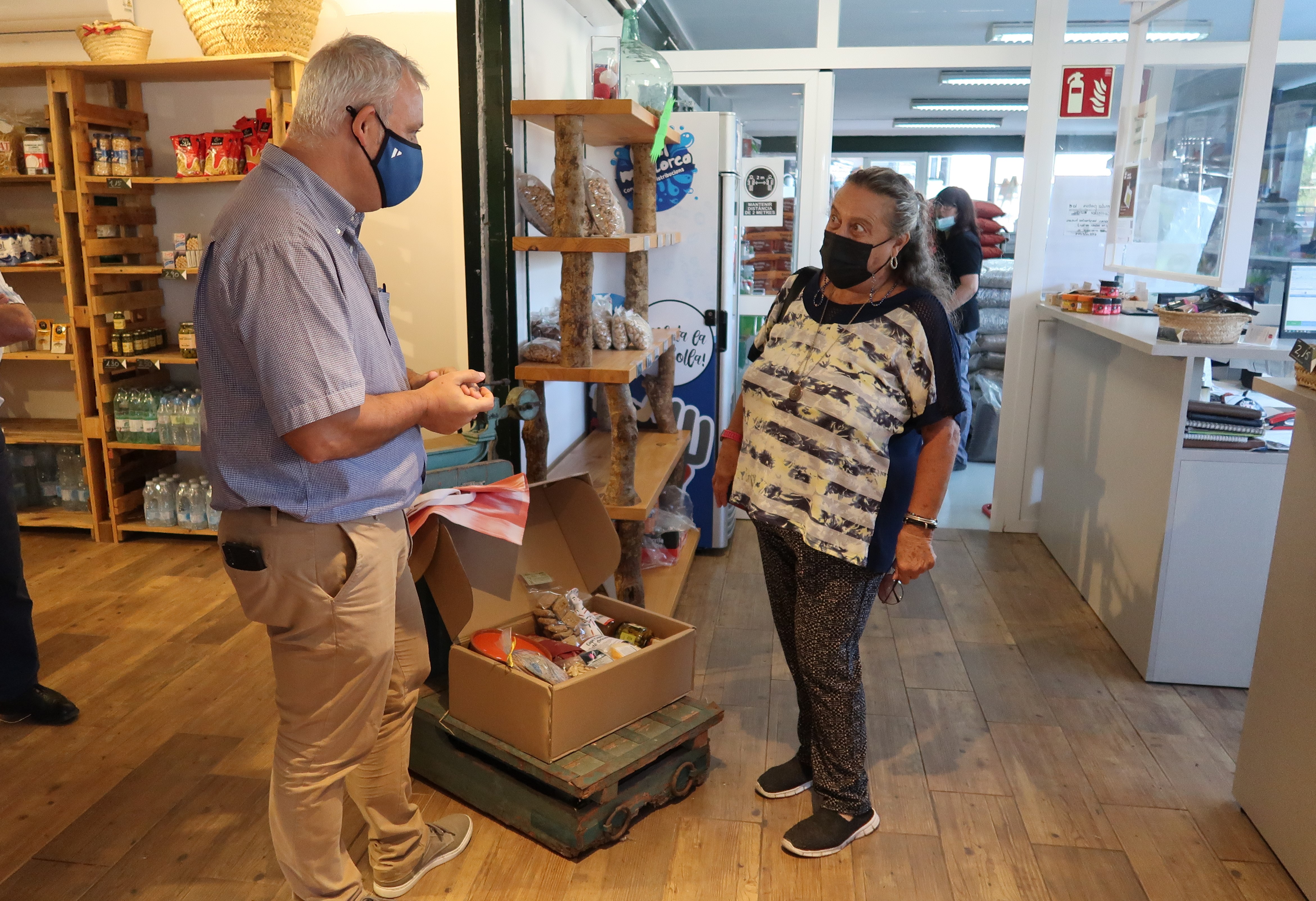 El conseller Alzamora con Maria Magdalena Matemales, ganadora de uno de los lotes en la Cooperativa de Camp Mallorquí de Consell.