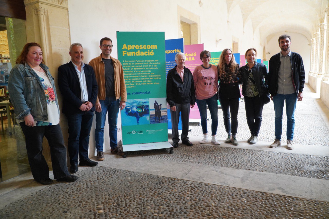 Las autoridades con técnicas de las áreas de voluntariado del Consell, el Ayuntamiento y Aproscom Fundació.
