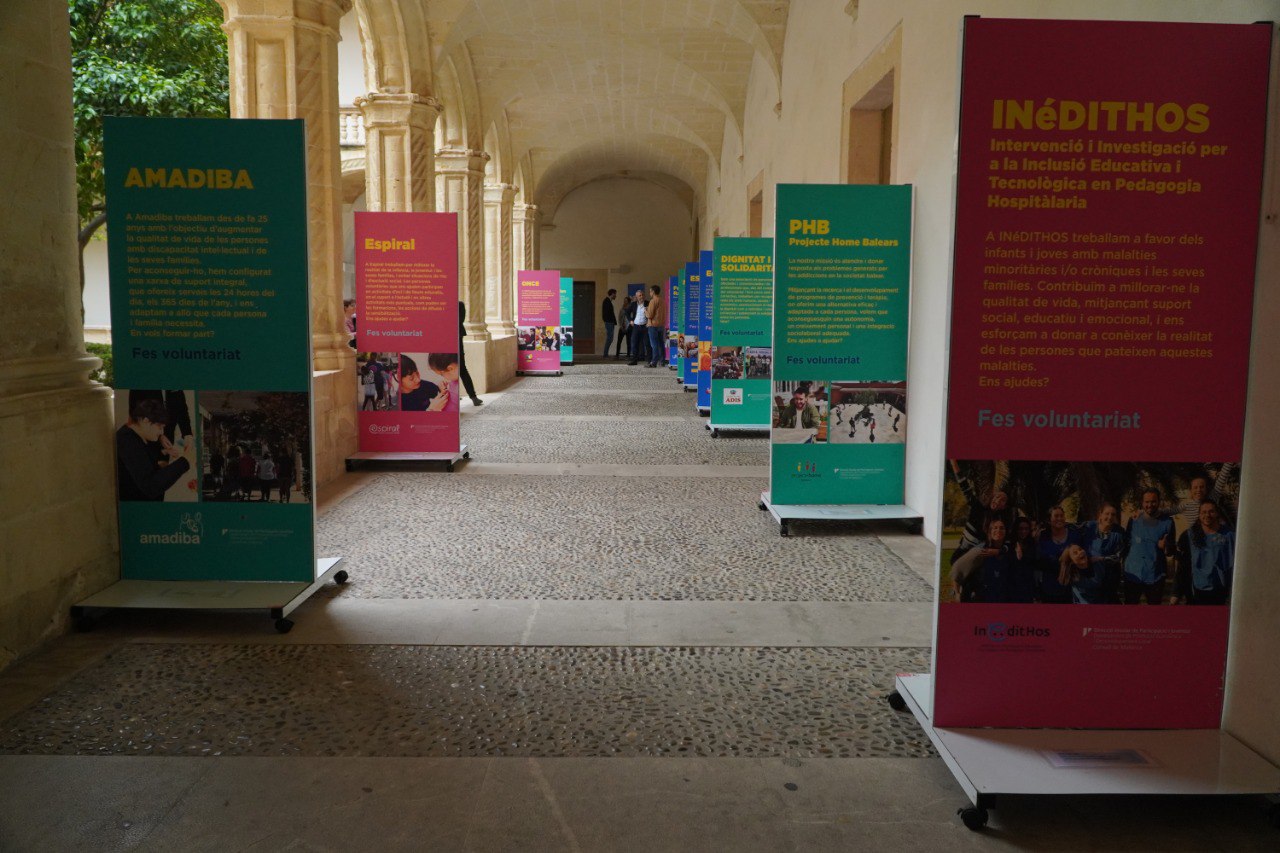 'Es necessiten motius per ajudar?' estará en el Claustre de Manacor hasta el 26 de mayo.