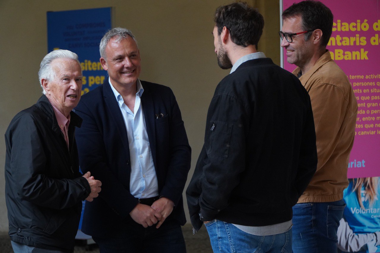 El conseller de Promoció Econòmica i Desenvolupament Local, Jaume Alzamora, el alcalde de Manacor, Miquel Oliver, el president de Aproscom Fundació, Pedro Sunyer, i el director insular de Participació i Joventut, Àlex Segura.