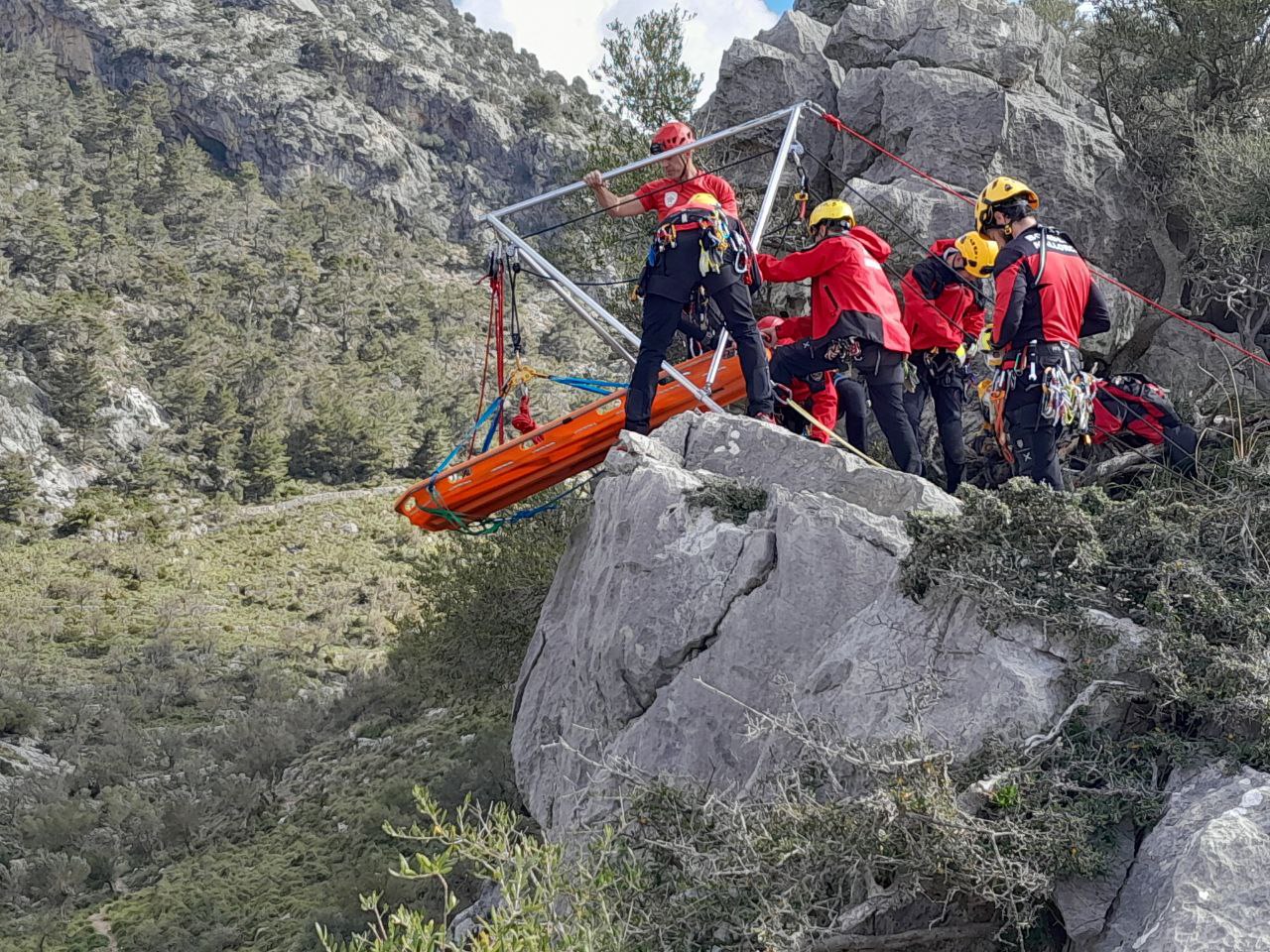 El Grupo de Rescate de Montaña de los Bomberos de Mallorca en acción.