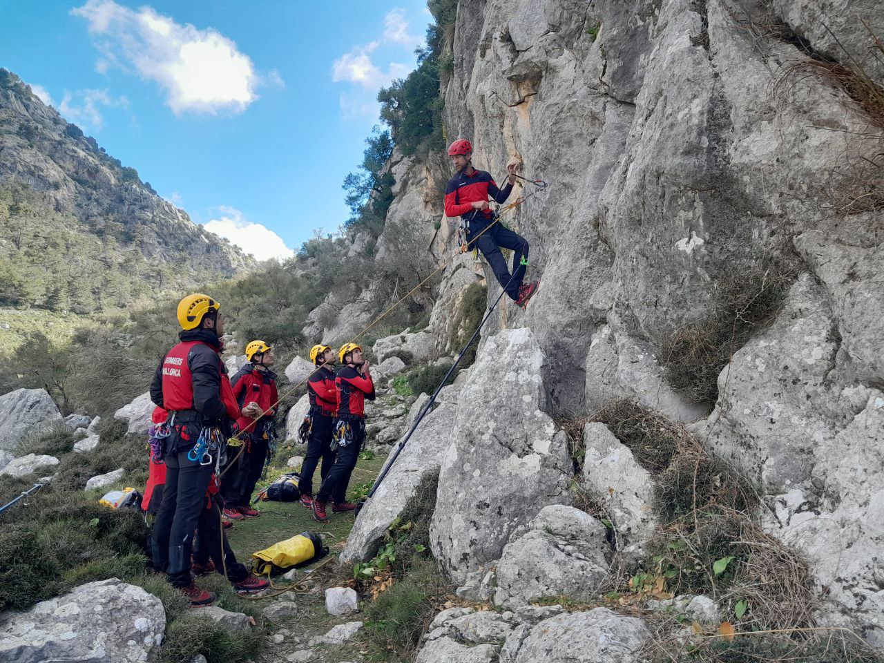 El Grupo de Rescate de Montaña de los Bomberos de Mallorca en acción.