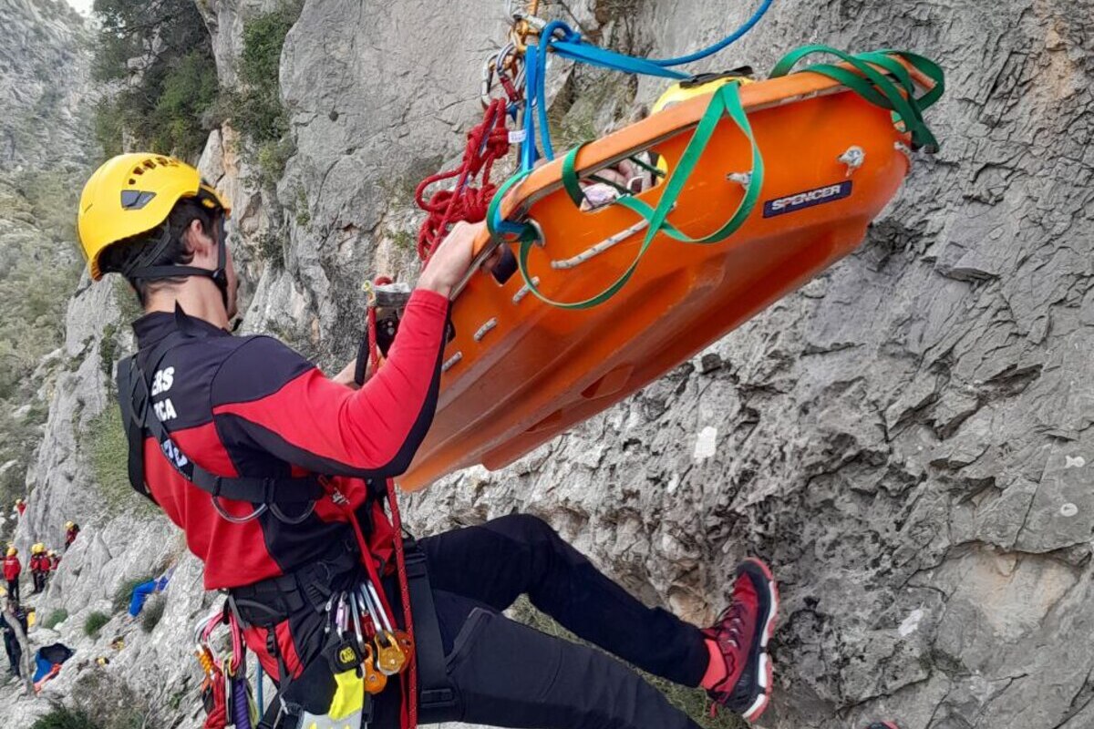 El Grupo de Rescate de Montaña de los Bomberos de Mallorca en acción.