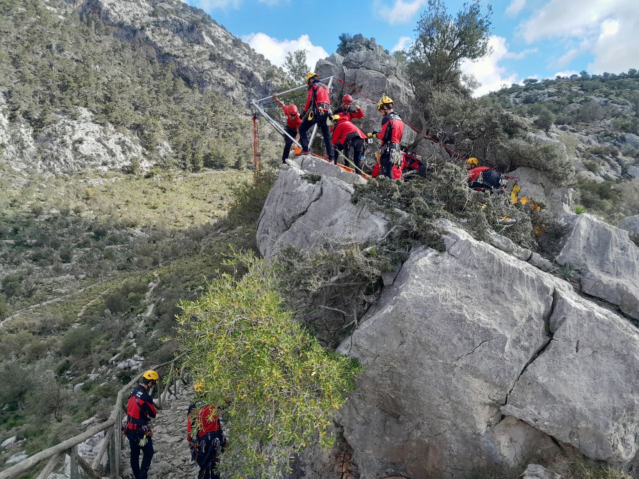El Grupo de Rescate de Montaña de los Bomberos de Mallorca en acción.