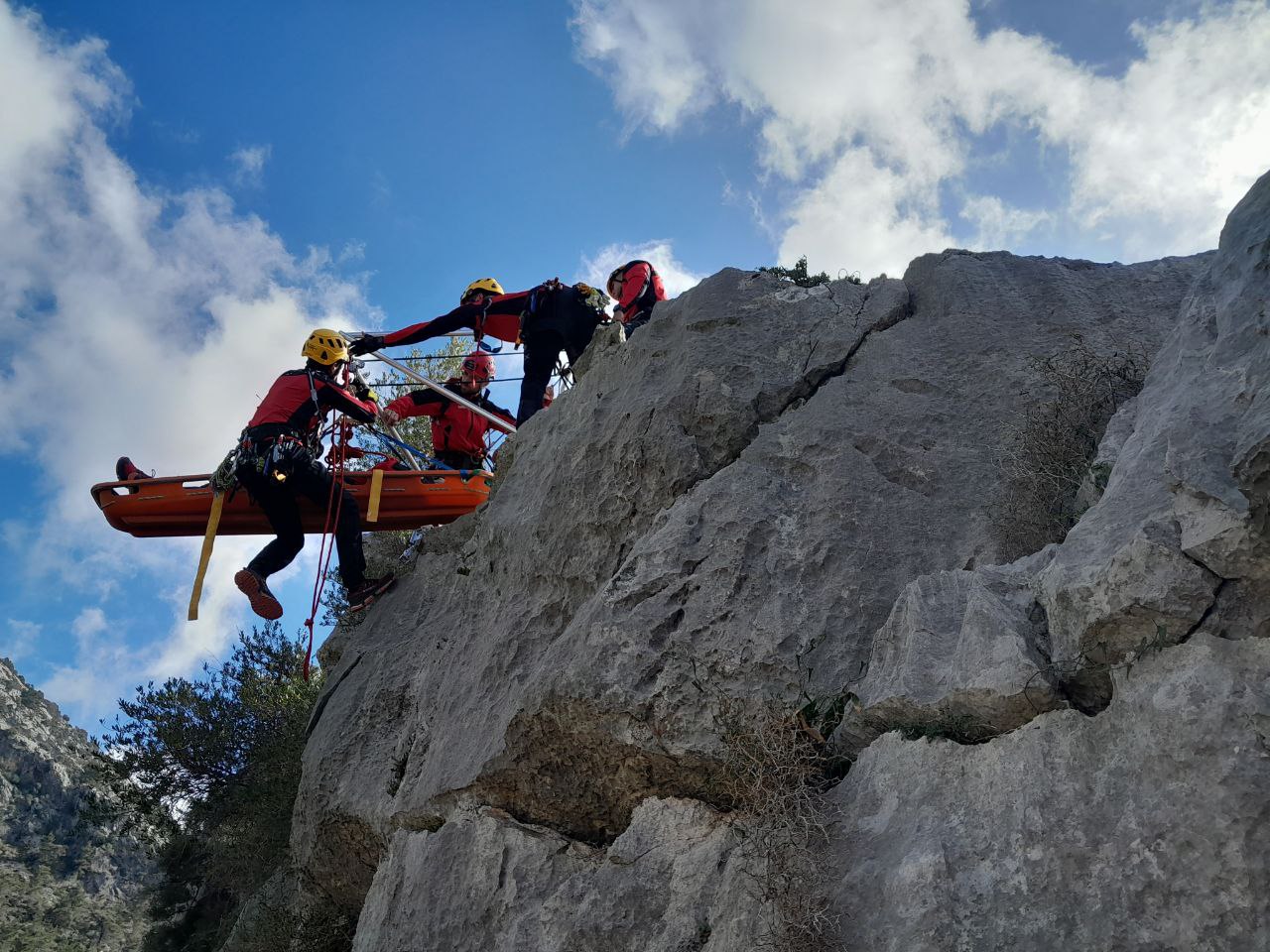 El Grupo de Rescate de Montaña de los Bomberos de Mallorca en acción.