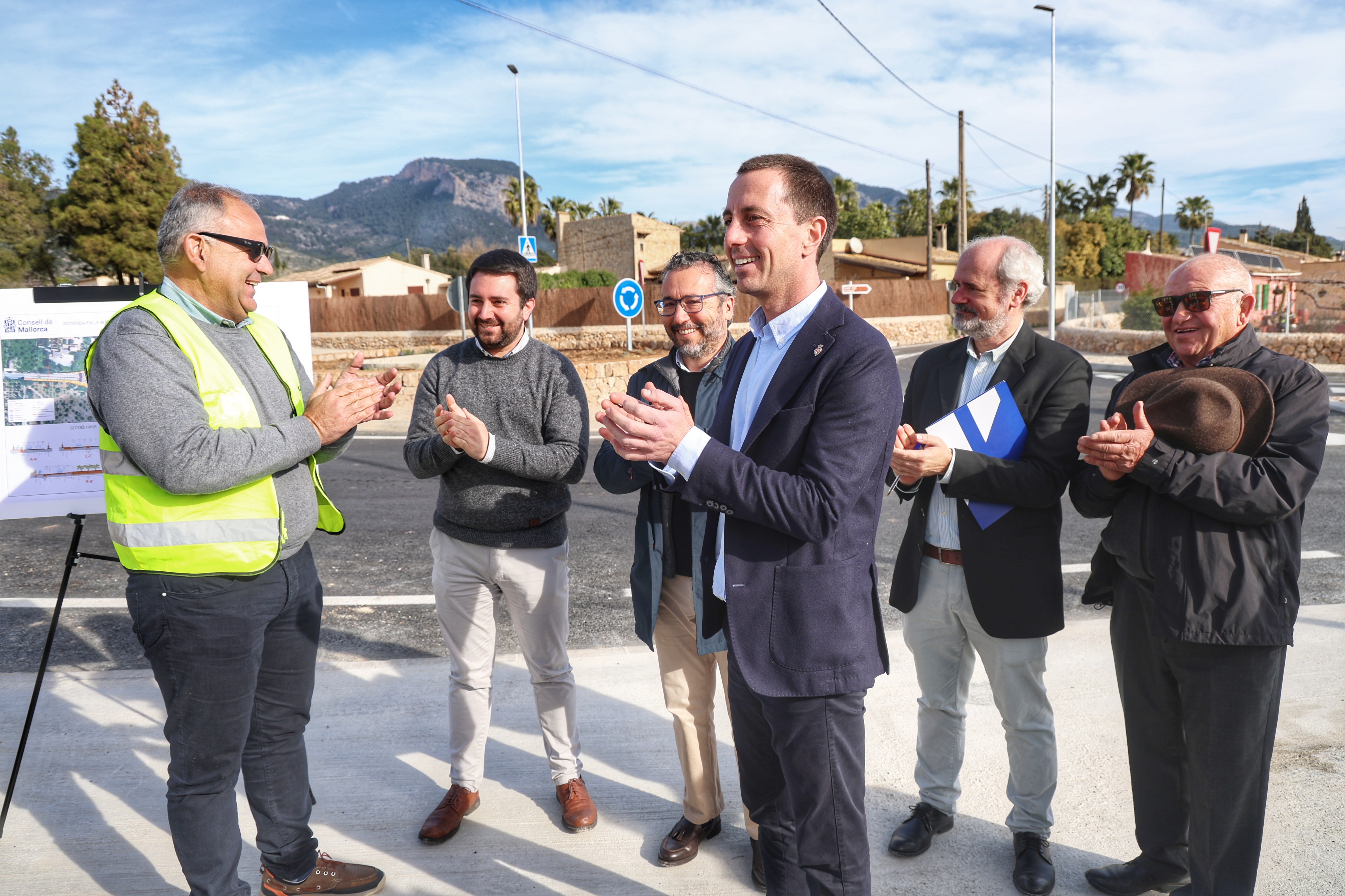 El presidente del Consell de Mallorca, Llorenç Galmés, en la presentación de la nueva rotonda de Alaró cerca de donde estará el nuevo vial cívico.