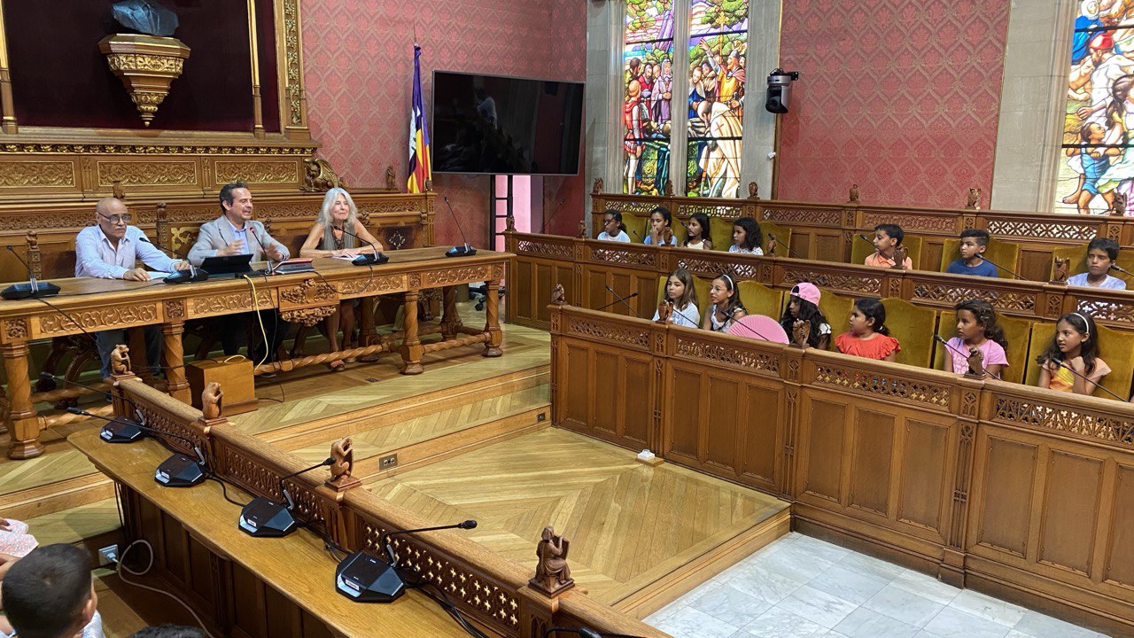 Visita dels nins i nines sahrauís al Consell de Mallorca.