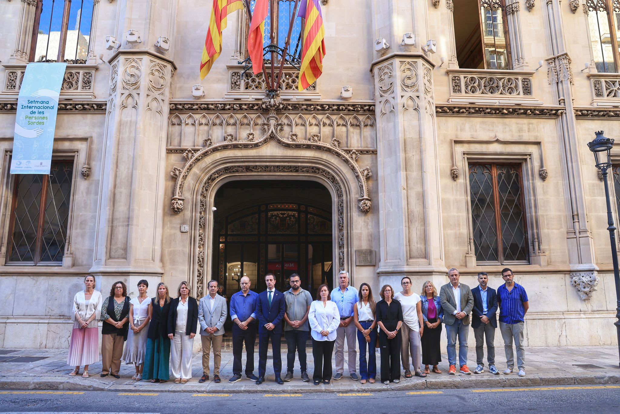 Minuto de silencio en el Palau del Consell por el asesinato machista en la Colònia de Sant Jordi.