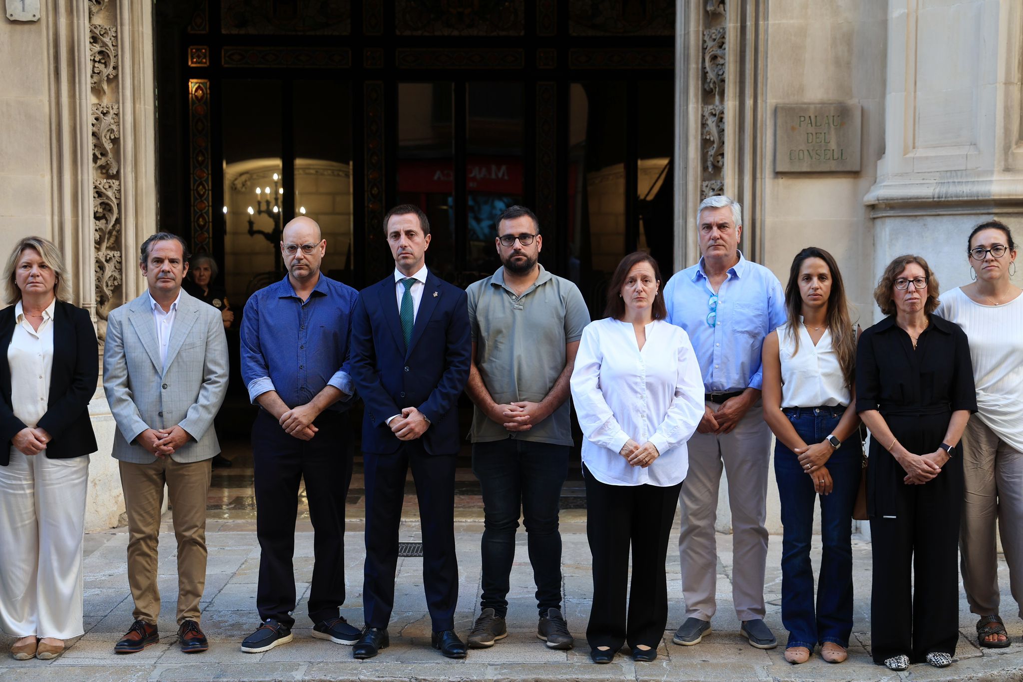 Minuto de silencio en el Palau del Consell por el asesinato machista en la Colònia de Sant Jordi.
