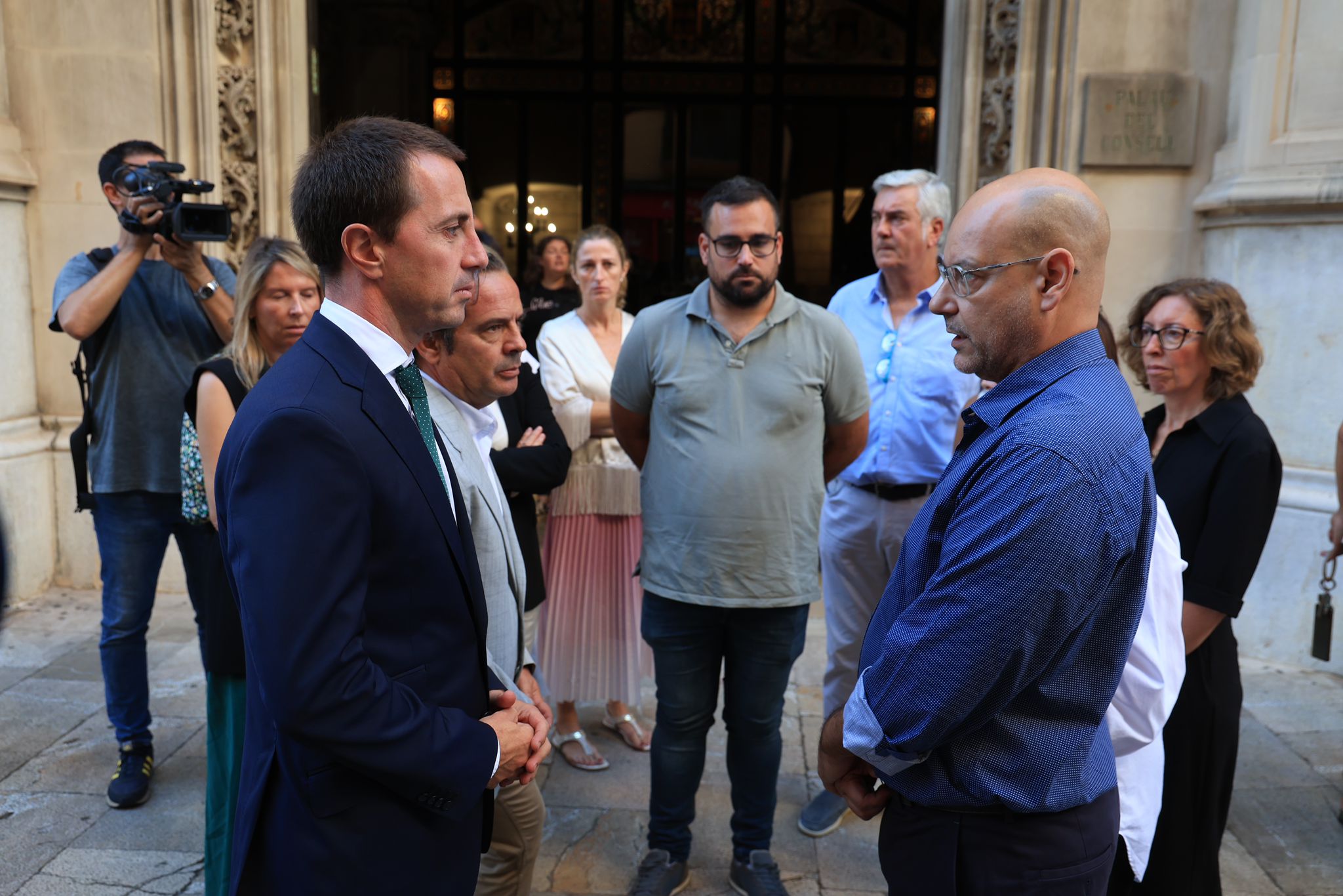 El presidente del Consell de Mallorca, Llorenç Galmés, habla con el alcalde de ses Salines, Joan Rodríguez.