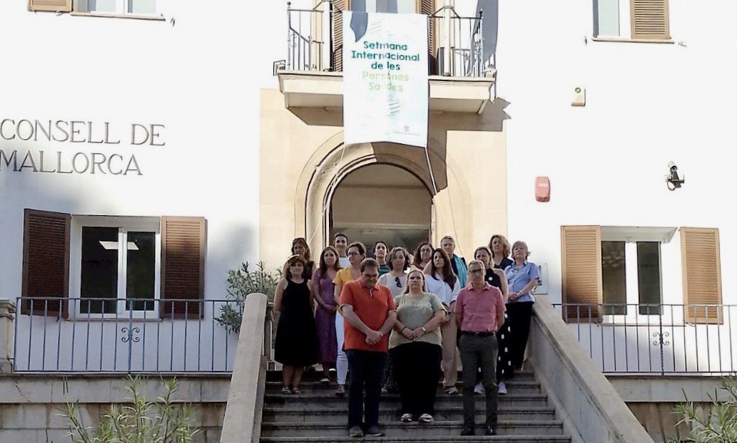 Minuto de silencio en el IMAS por el asesinato machista en la Colònia de Sant Jordi.