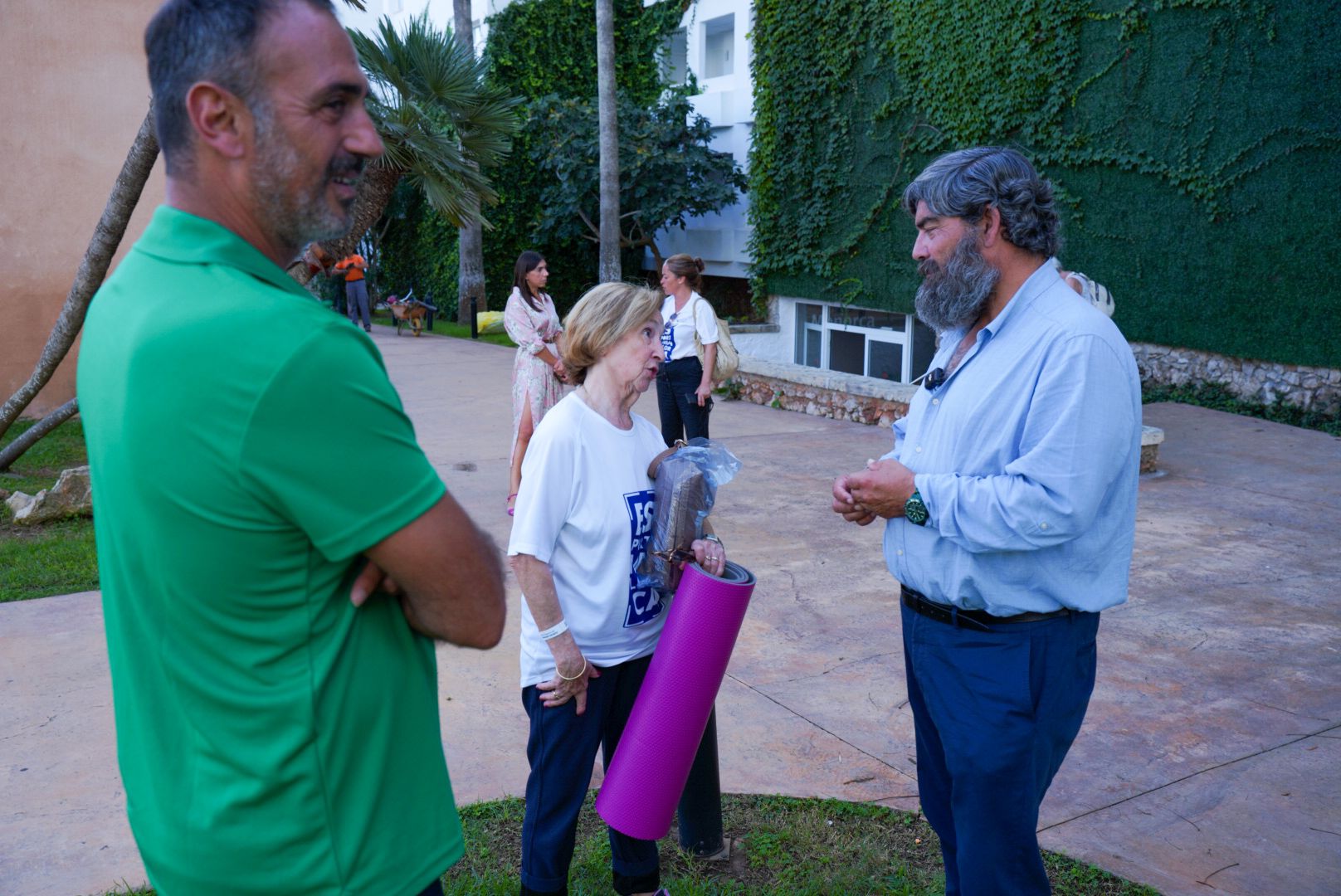El vicepresidente segundo y consejero de Medio Ambiente, Medio Rural y Deportes, Pedro Bestard, y el director insular de Deportes, Toni Prats, en el cierre de la temporada de estancias deportivas para personas mayores.