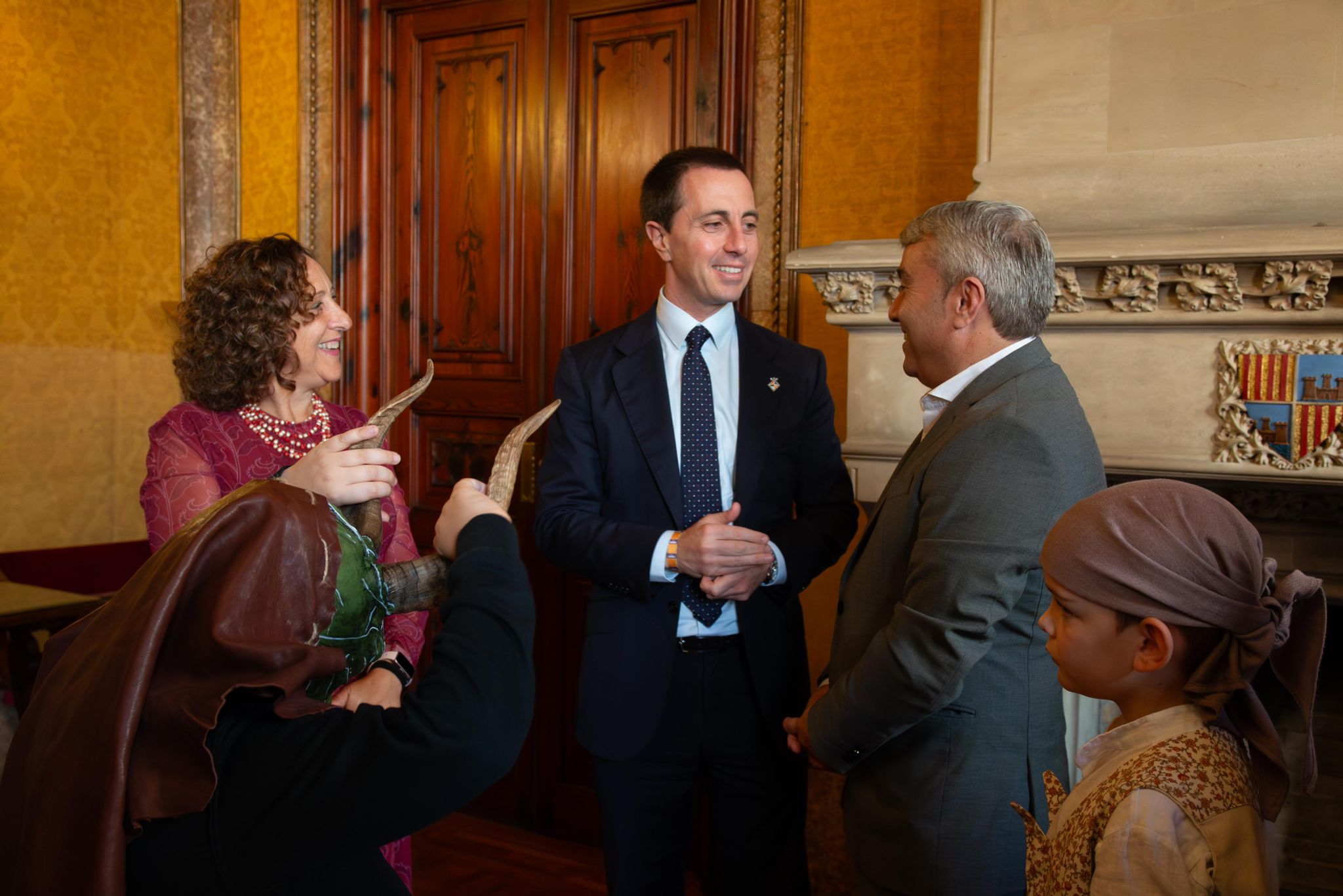 El president del Consell, Llorenç Galmés, rep a la comitiva del Dijous Bo 2024.
