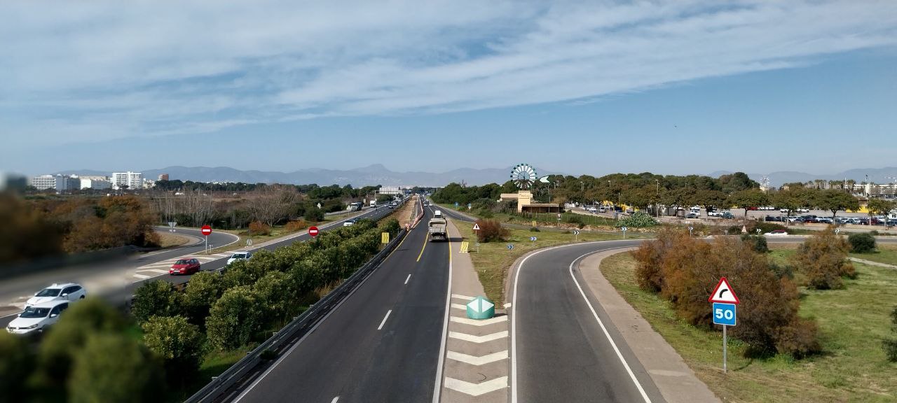 Imagen de las obras del quarto carril en la salida de So n'Oms de la autopista de Llucmajor.