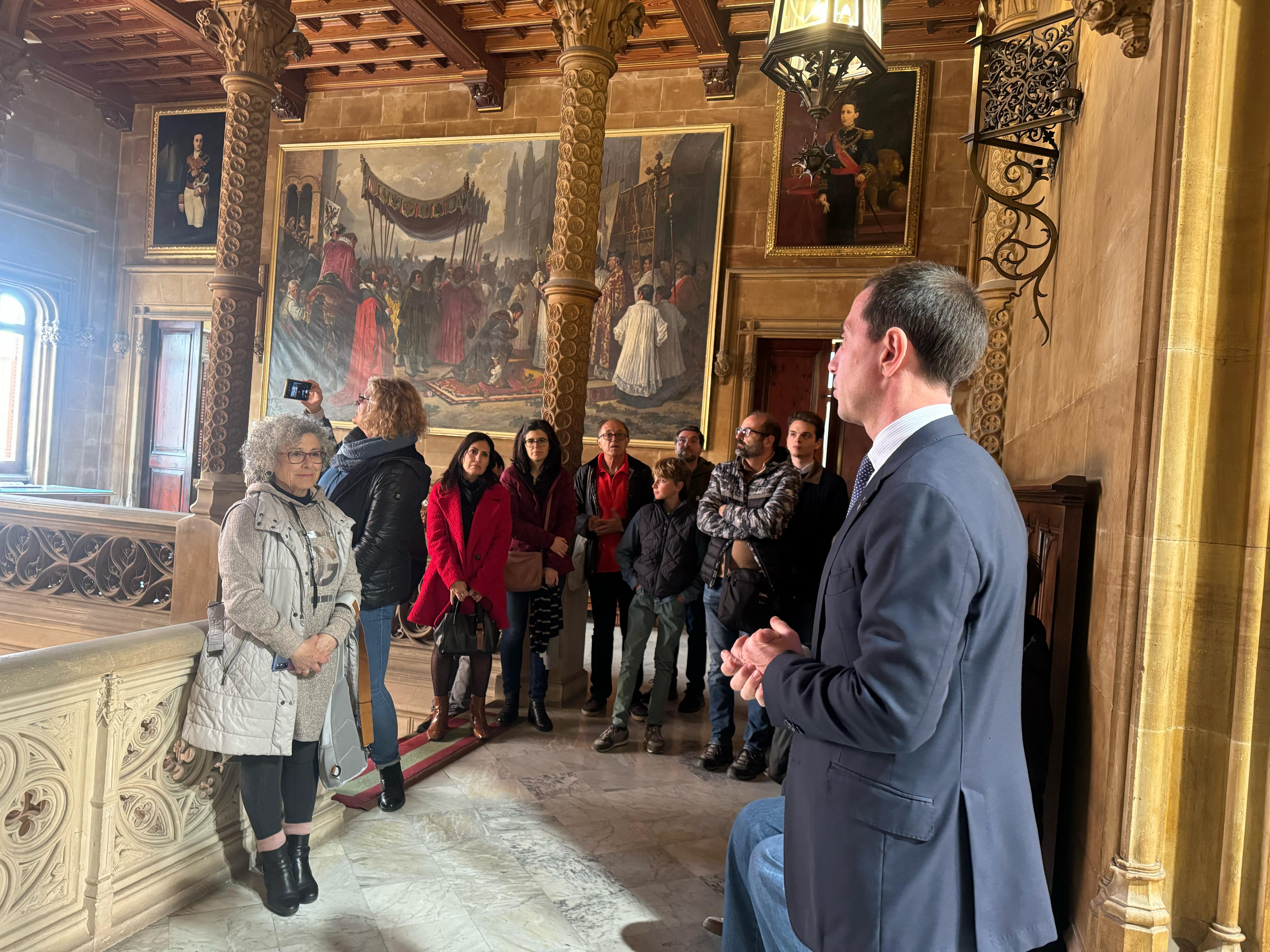 El presidente del Consell de Mallorca, Llorenç Galmés, recibe a una de las visitas guiadas en el Palau del Consell.