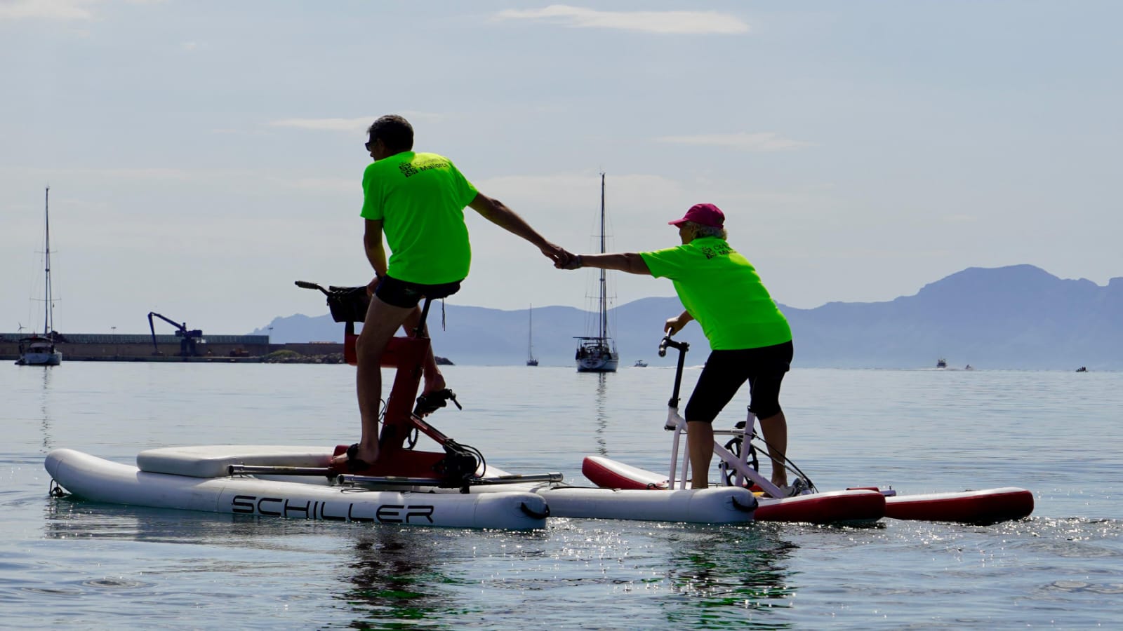 El Consell de Mallorca estrena una activitat de bicicletes d’aigua per a persones grans.