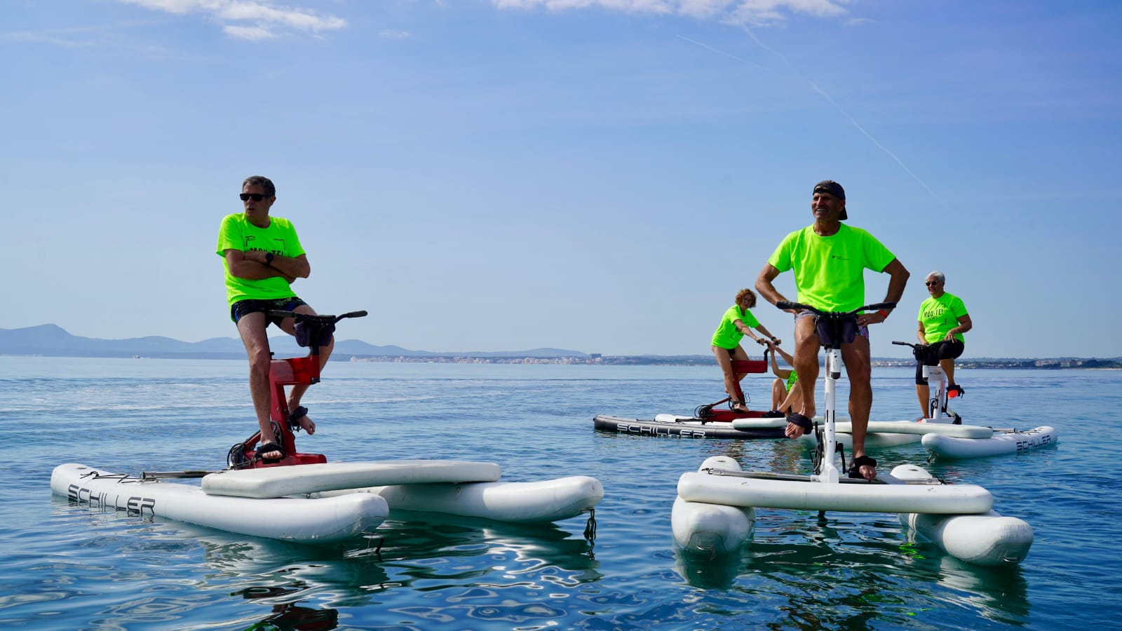 El Consell de Mallorca estrena una activitat de bicicletes d’aigua per a persones grans.