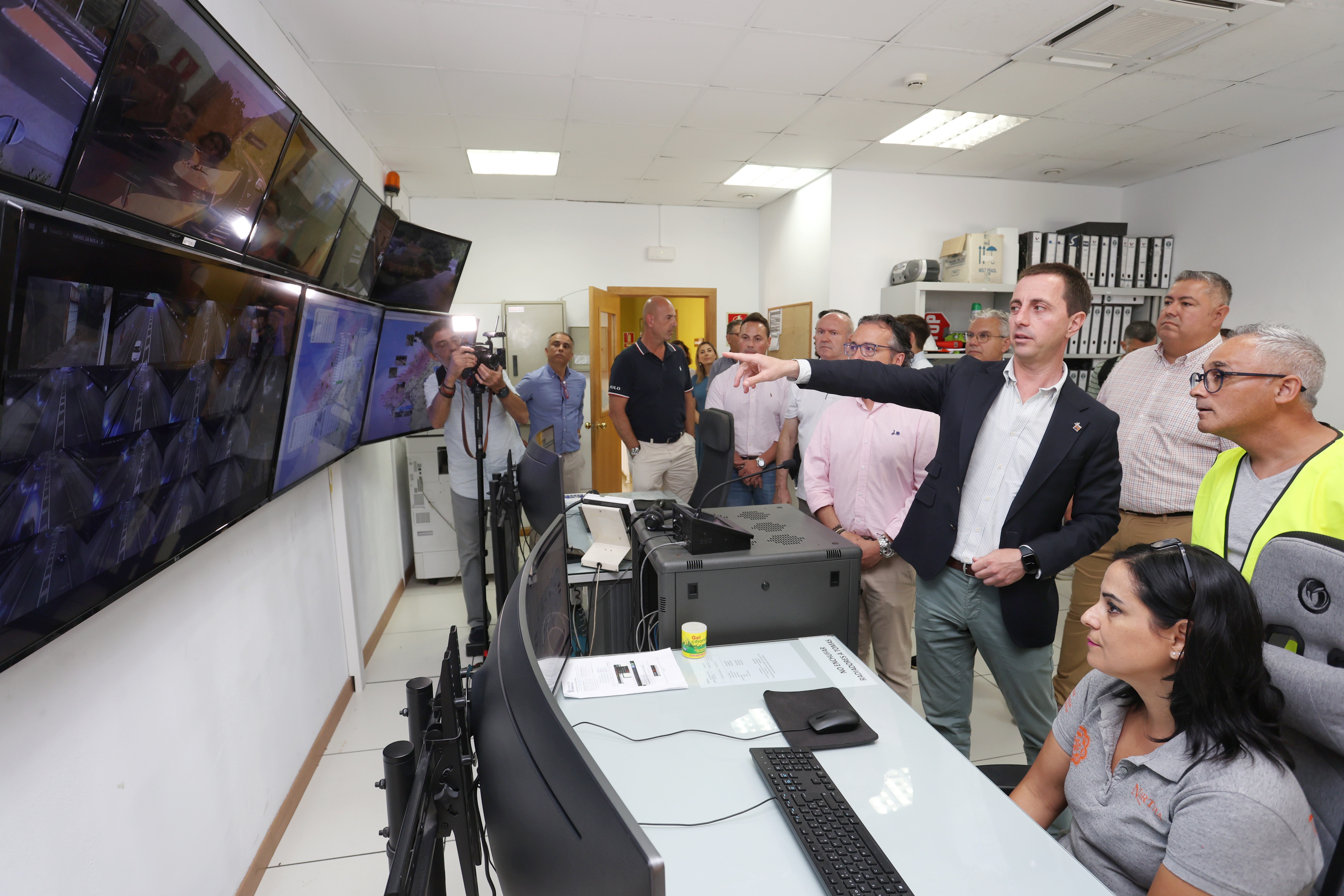 El presidente Galmés en la sala de control del túnel de Sóller.