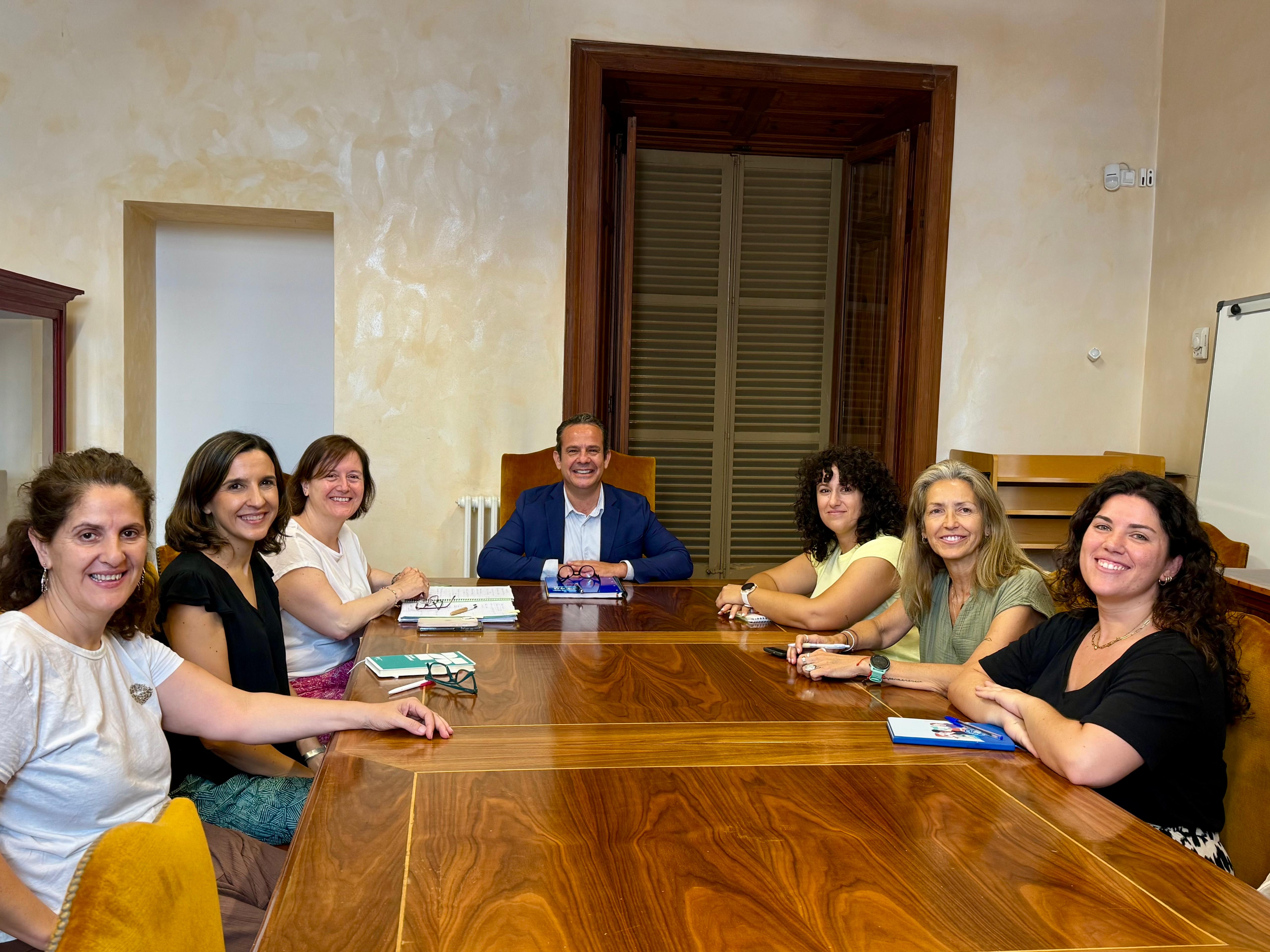 Reunió del conseller de Presidència, Toni Fuster, amb entitats socials.