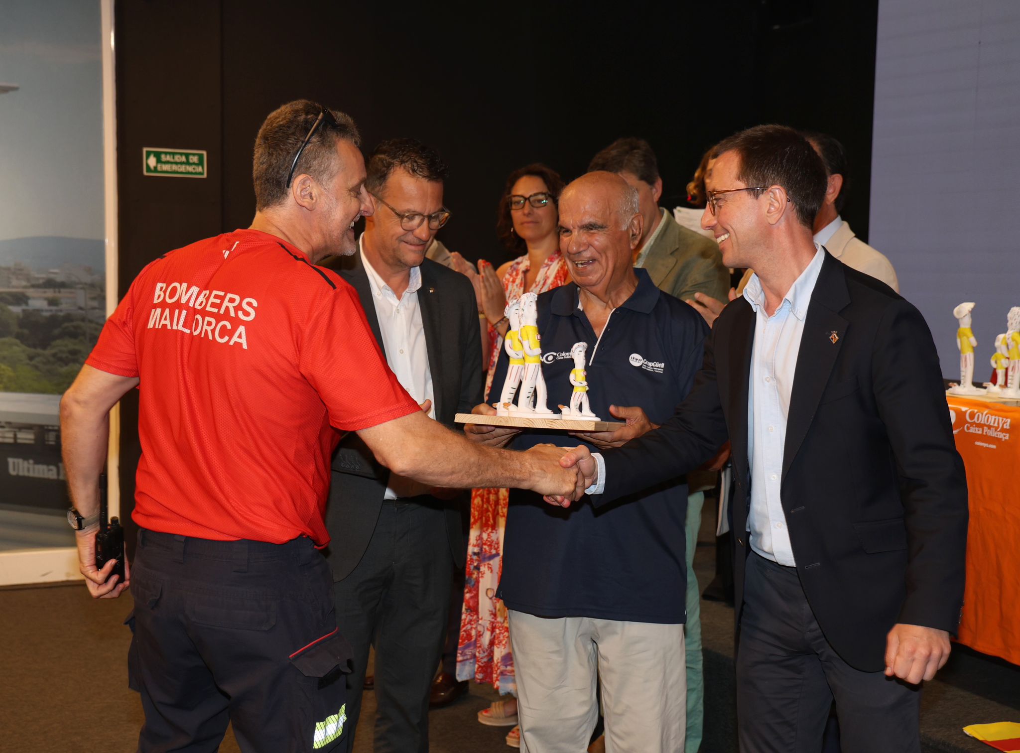 Els Bombers de Mallorca reben un siurell de plata de part del Grup Güell.