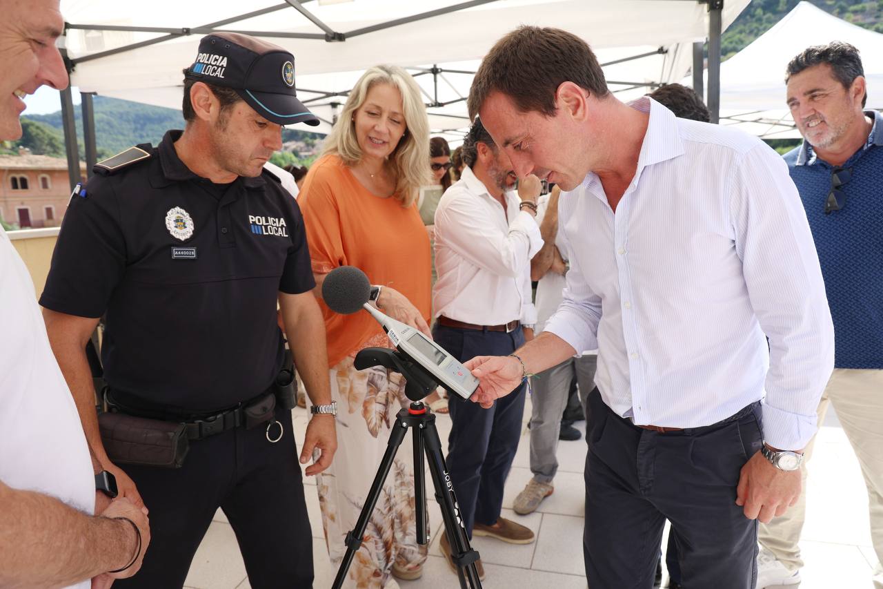 Presentación de los sonómetros subvencionados por el Consell de Mallorca para controlar el ruido en las zonas urbanas de la Serra de Tramuntana.