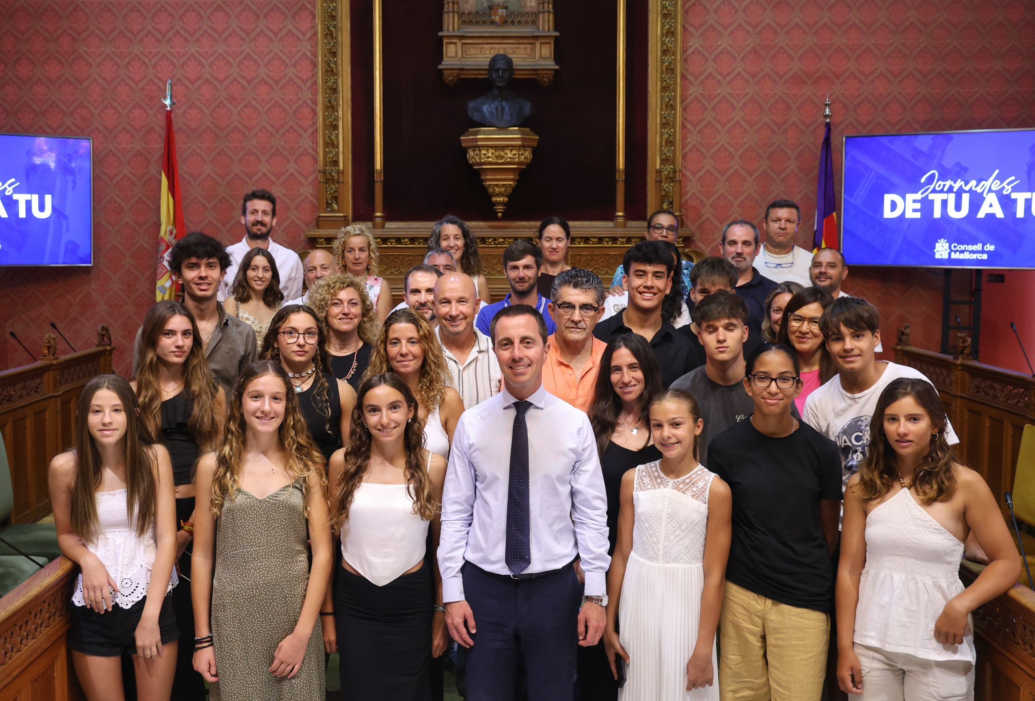 El presidente del Consell de Mallorca, Llorenç Galmés, recibe a una cuarentena de deportistas pertenecientes a varias federaciones de las islas.
