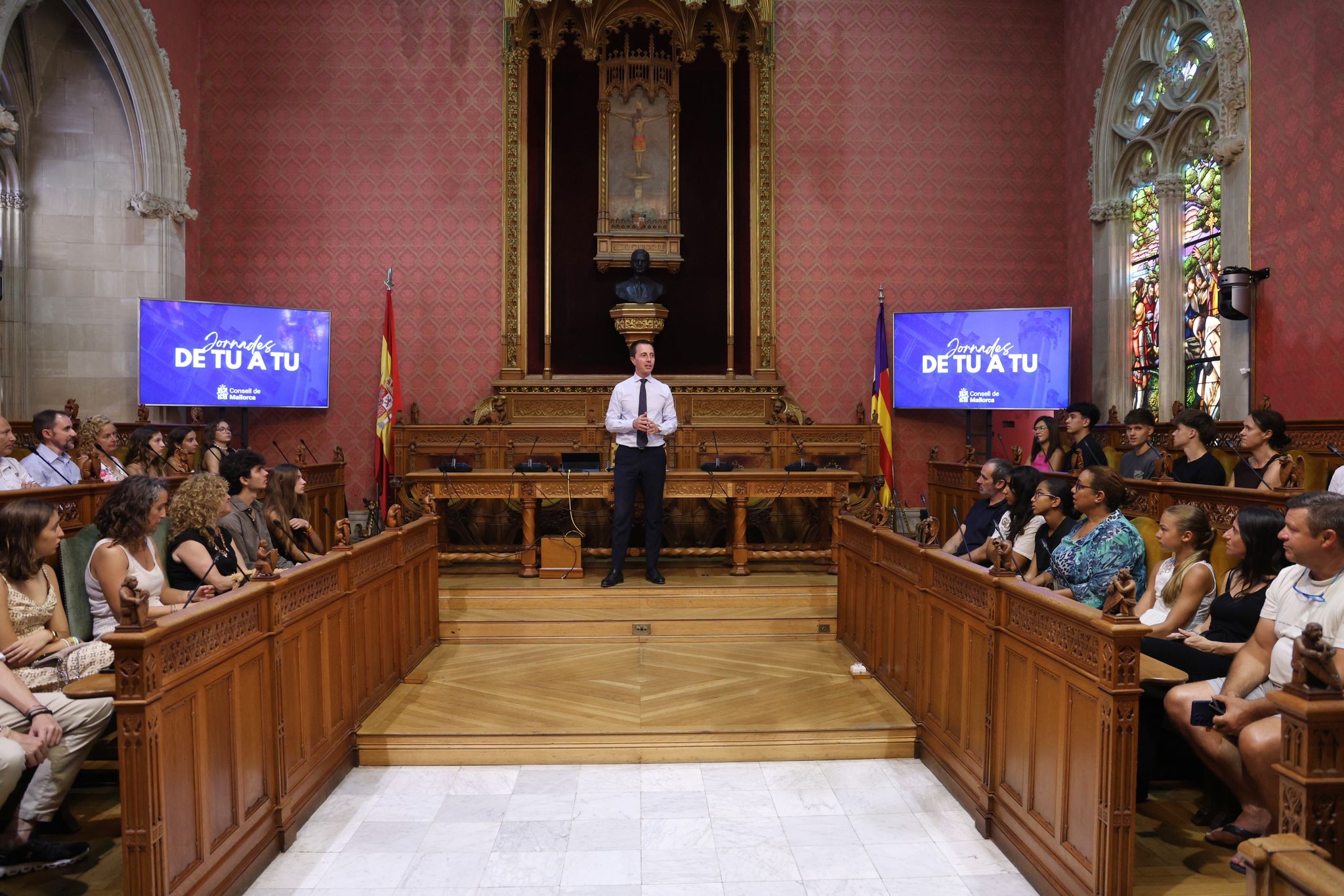 El presidente del Consell de Mallorca, Llorenç Galmés, recibe a una cuarentena de deportistas pertenecientes a varias federaciones de las islas.
