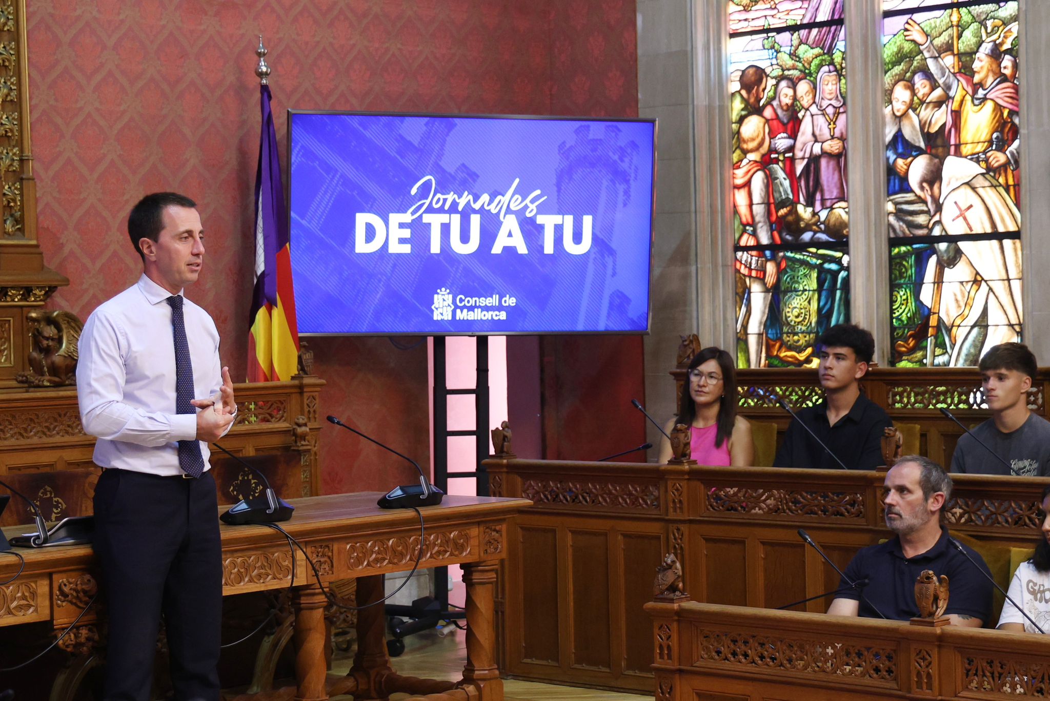El presidente del Consell de Mallorca, Llorenç Galmés, recibe a una cuarentena de deportistas pertenecientes a varias federaciones de las islas.