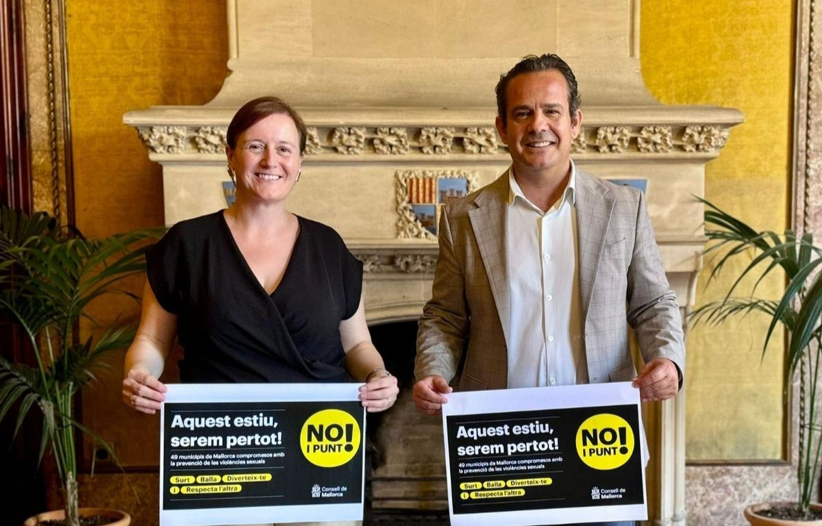 El consejero de Presidencia, Toni Fuster, y la directora insular de Familias, Ana Ferriol, con el cartel de la campaña «No i punt!».
