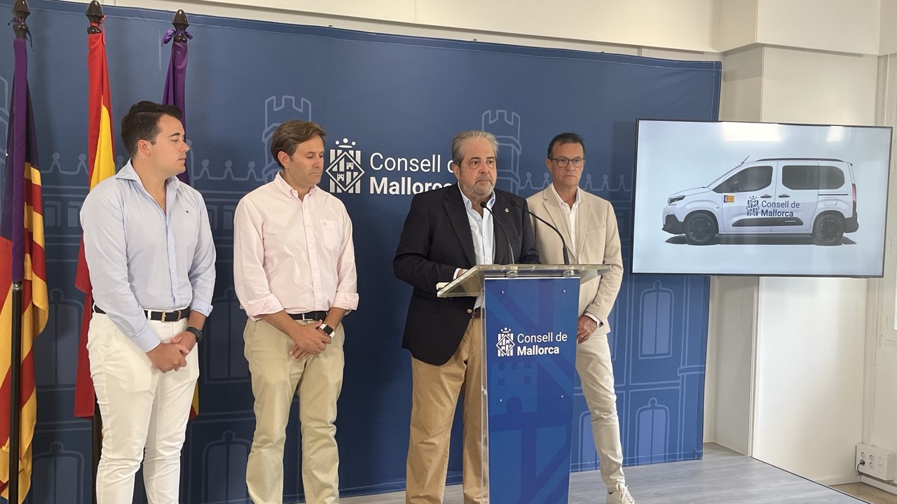 El conseller Rafel Bosch presenta el conveni d'emergències amb els ajuntaments.