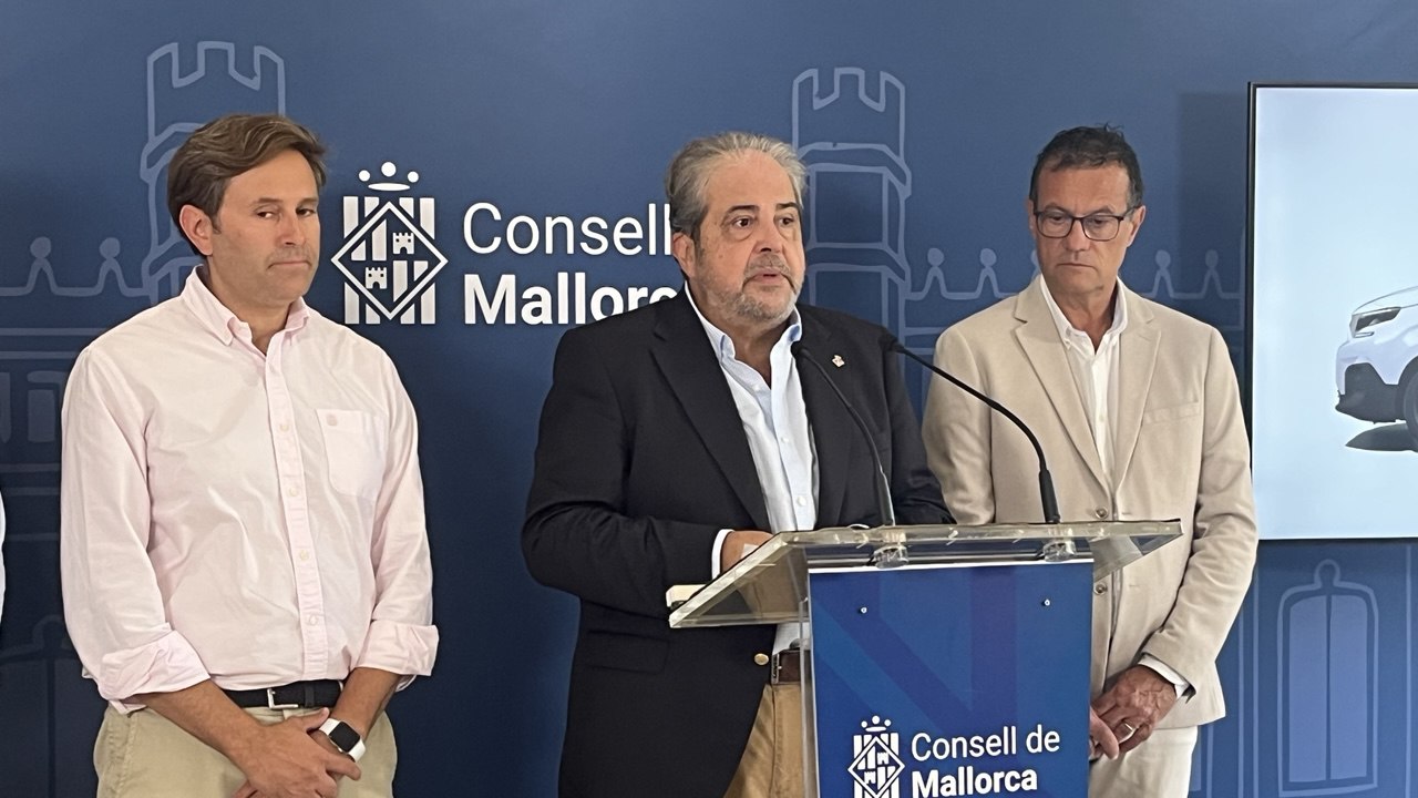 El conseller Rafel Bosch presenta el conveni d'emergències amb els ajuntaments.