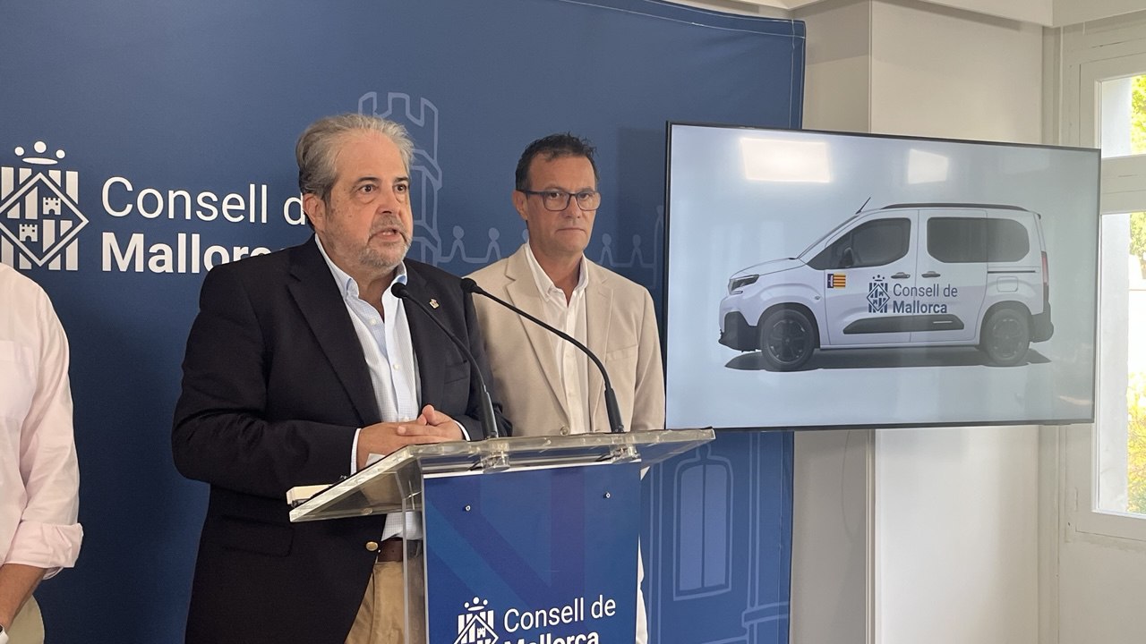 El conseller Rafel Bosch presenta el conveni d'emergències amb els ajuntaments.