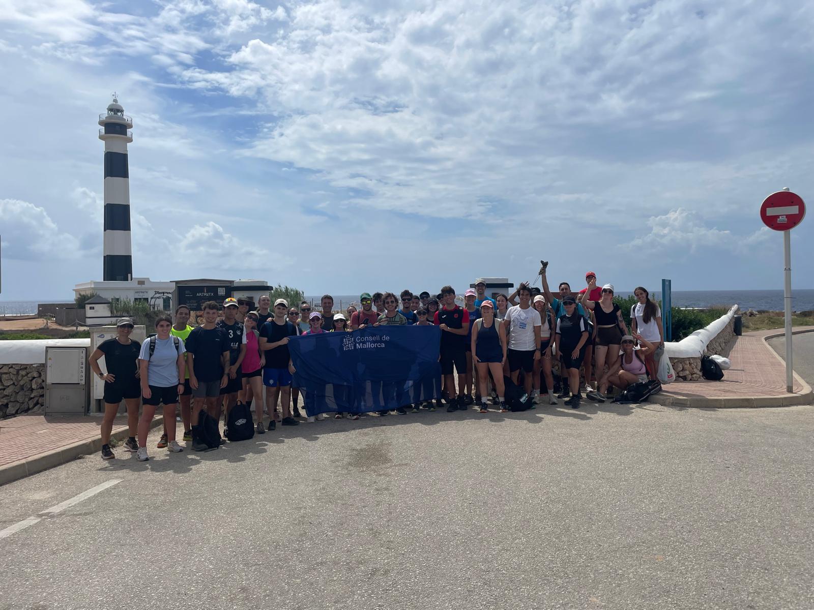 Los participantes en la segunda edición de la ruta juvenil en el Camí de Cavalls.