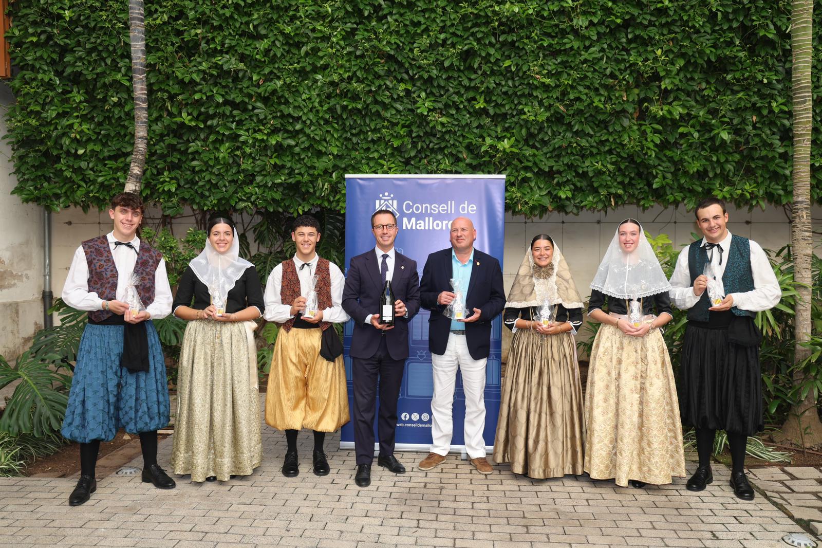 El presidente del Consell de Mallorca, Llorenç Galmés, recibe a los vermadors y vermadores de la Festa des Vermar de Binissalem.