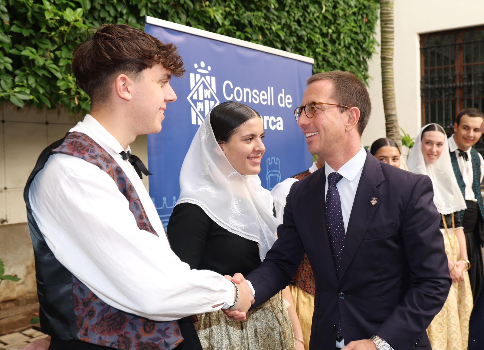 El presidente del Consell de Mallorca, Llorenç Galmés, recibe a los vermadors y vermadores de la Festa des Vermar de Binissalem.