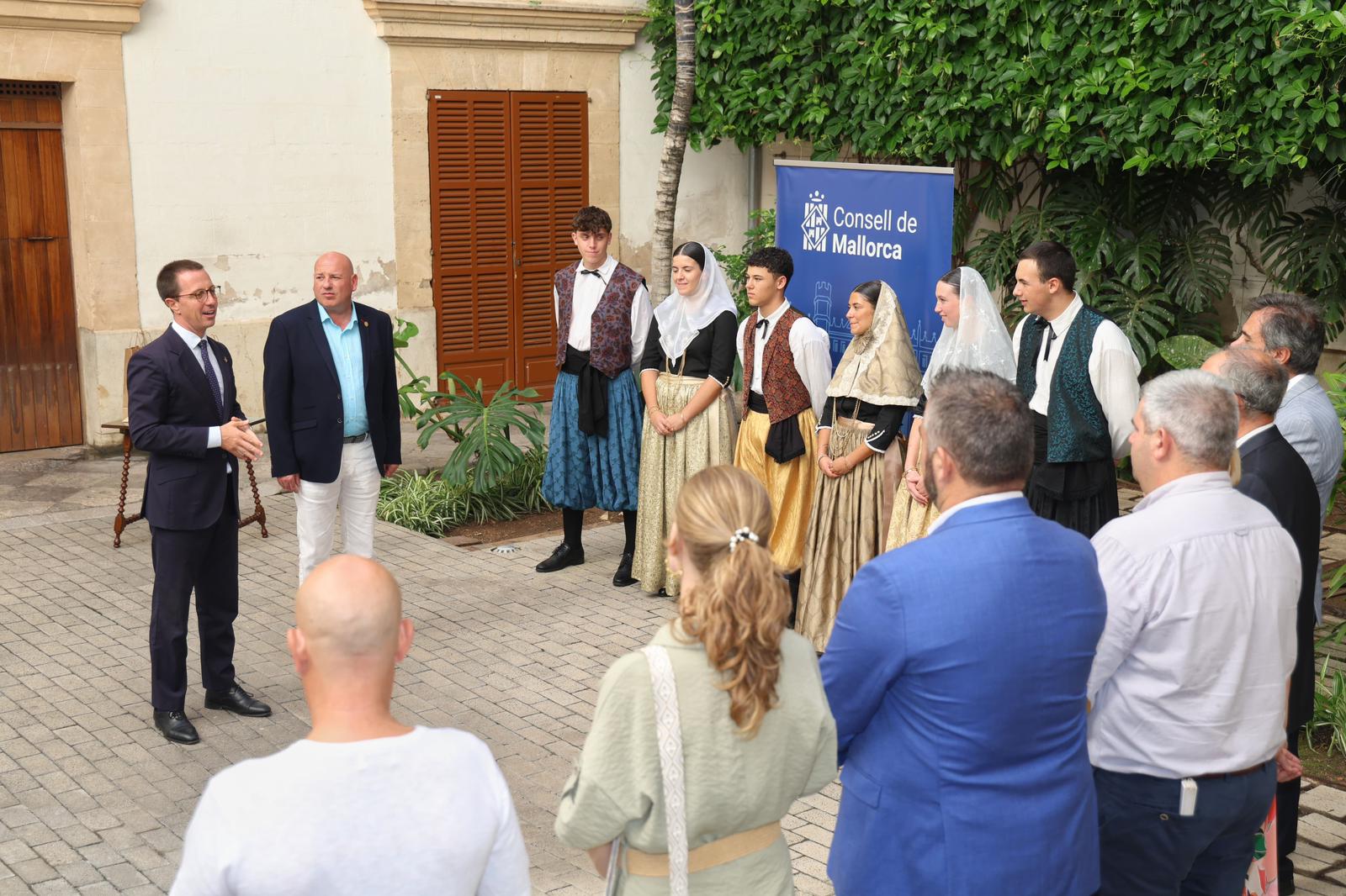 El presidente del Consell de Mallorca, Llorenç Galmés, recibe a los vermadors y vermadores de la Festa des Vermar de Binissalem.