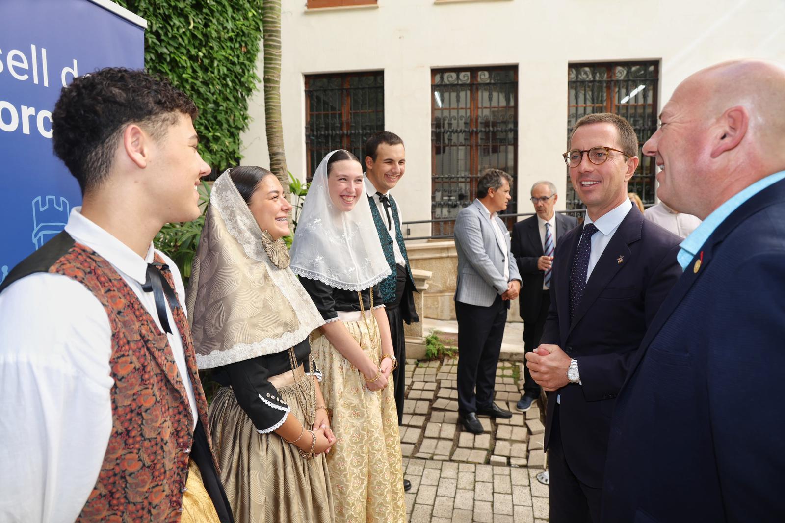 El presidente del Consell de Mallorca, Llorenç Galmés, recibe a los vermadors y vermadores de la Festa des Vermar de Binissalem.