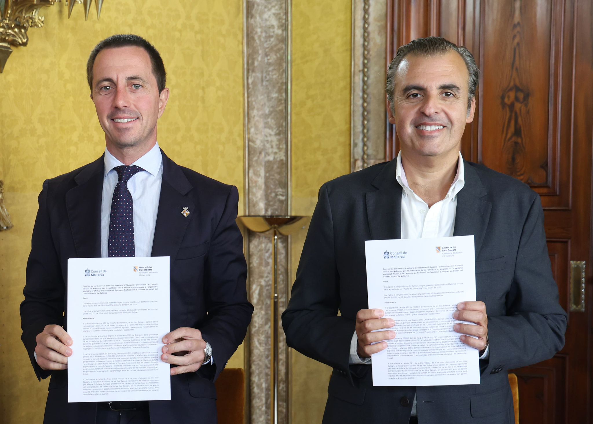 El president del Consell de Mallorca, Llorenç Galmés, i el conseller d’Educació i Universitats del Govern de les Illes Balears, Antoni Vera, signen el conveni.
